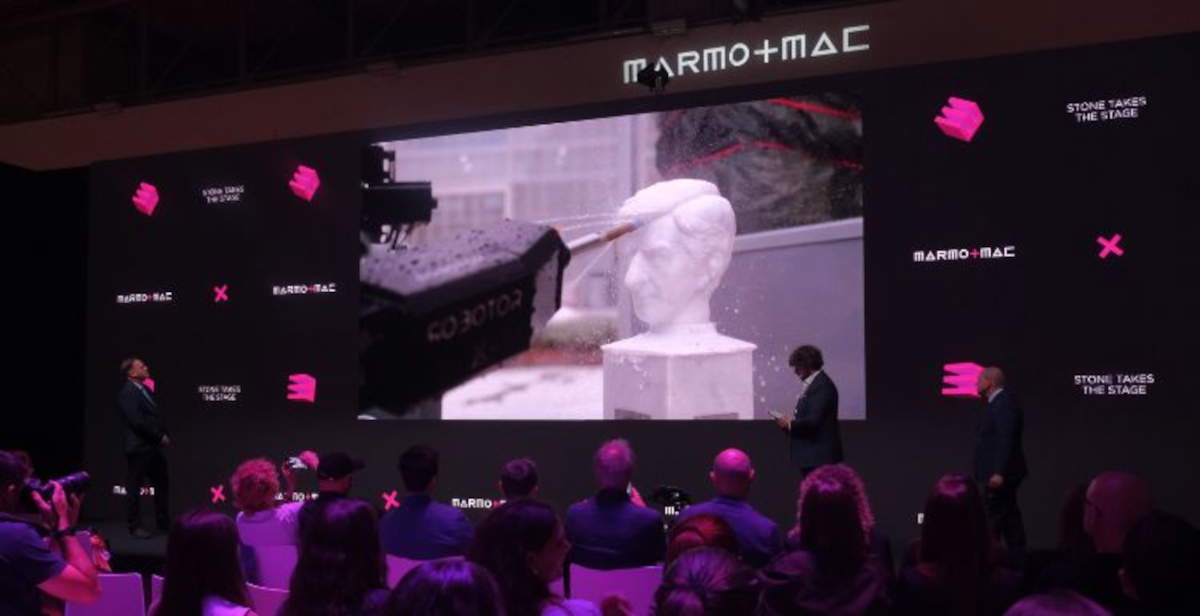 Maurizio Cattelan recibe un premio, pero para recogerlo envía... un retrato robot de sí mismo