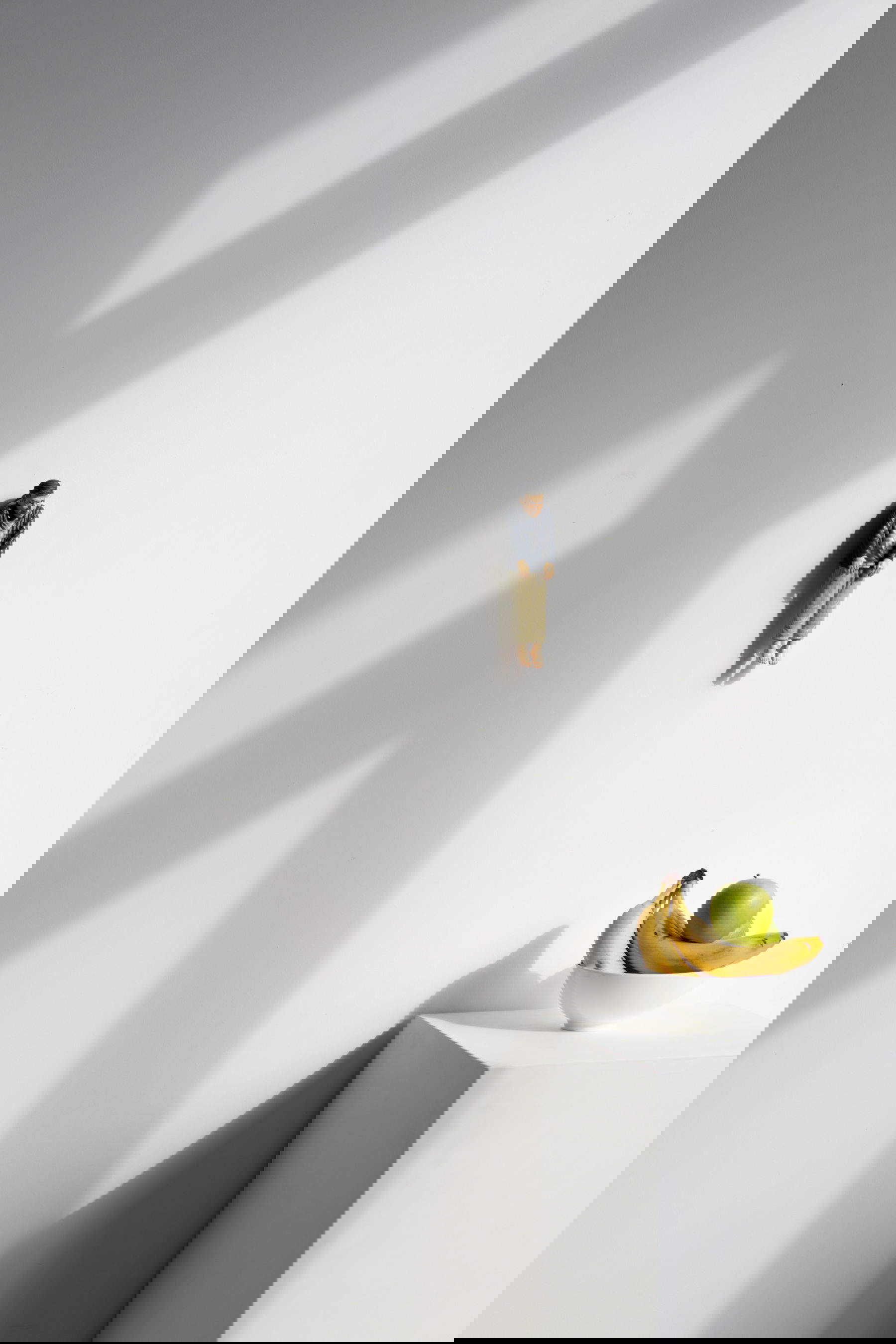 La scultura di Maurizio Cattelan in miniatura. Foto su concessione di Avant Arte