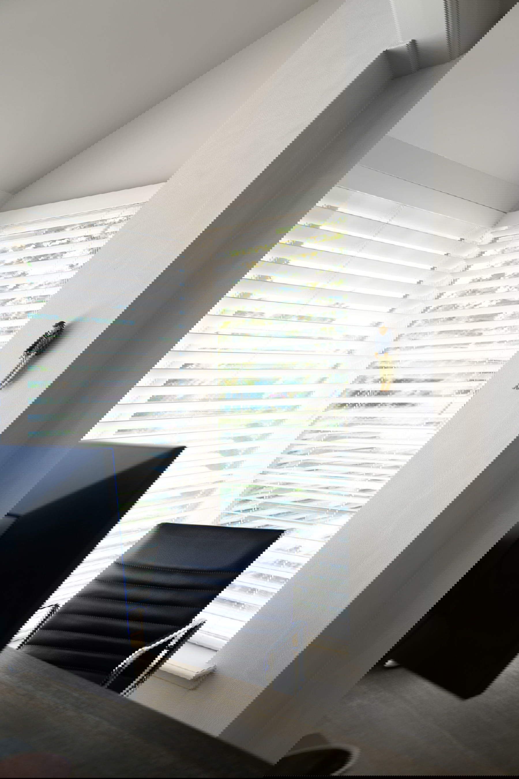 La scultura di Maurizio Cattelan in miniatura. Foto su concessione di Avant Arte