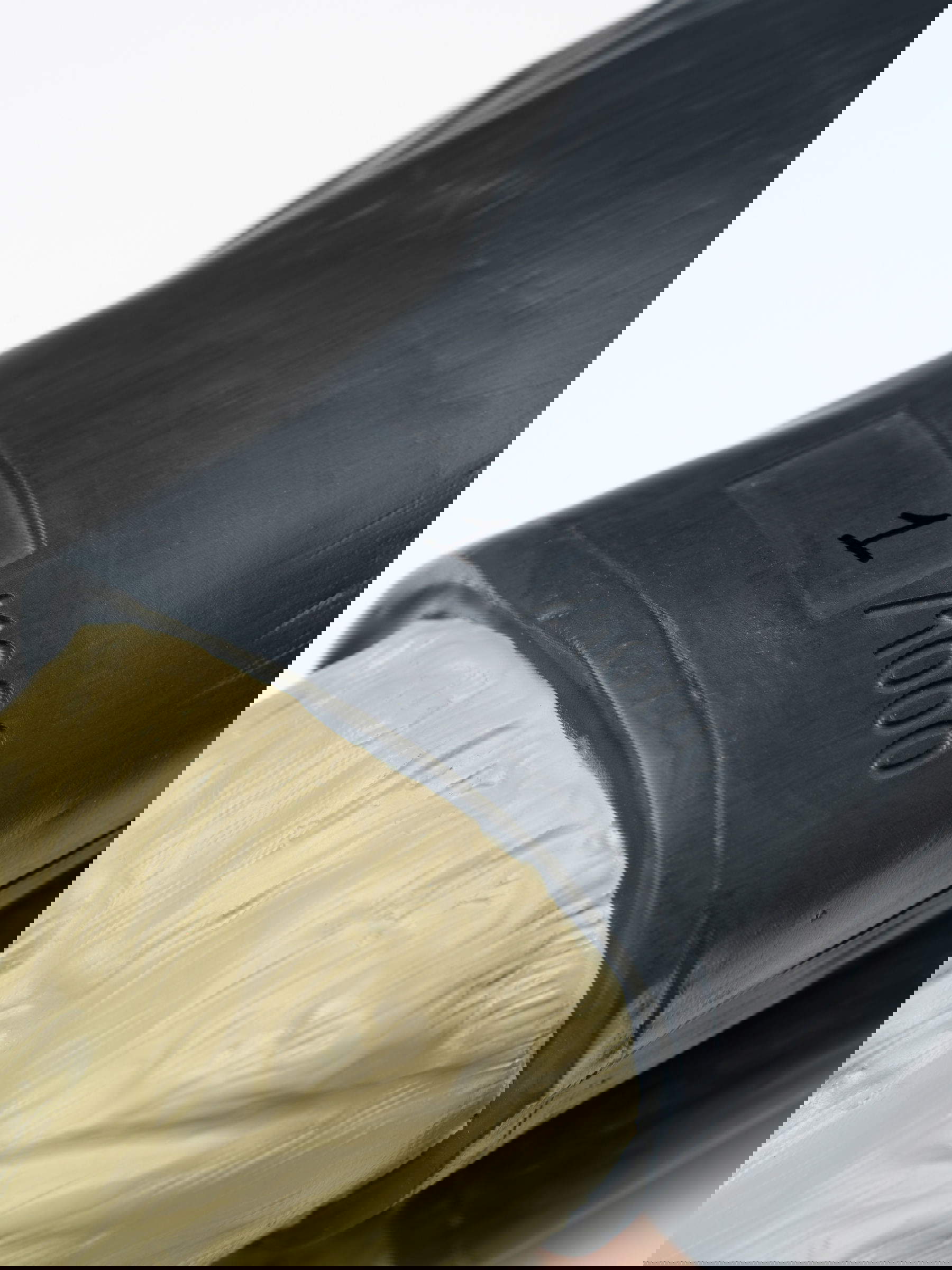 La scultura di Maurizio Cattelan in miniatura. Foto su concessione di Avant Arte