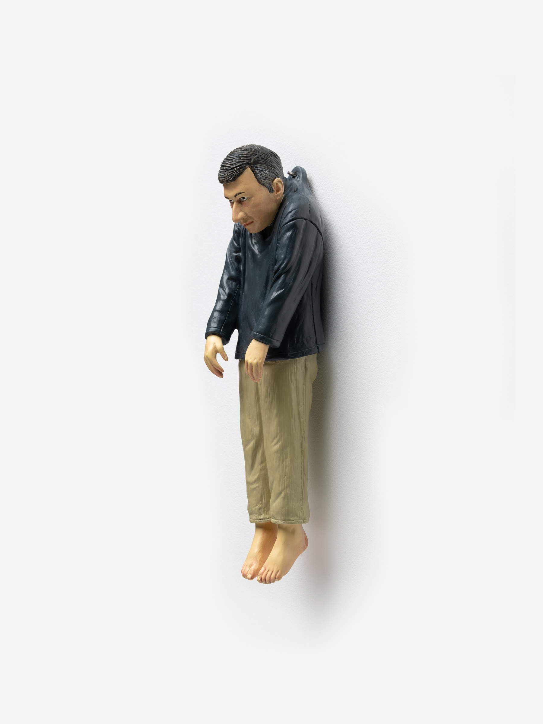 La scultura di Maurizio Cattelan in miniatura. Foto su concessione di Avant Arte