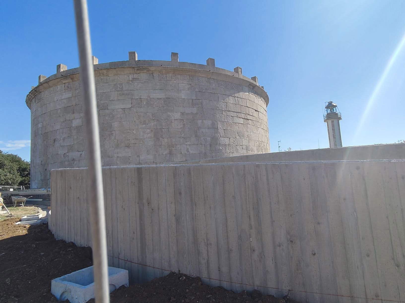 Cemento attorno al Mausoleum of Lucius Munazio Plancus. Foto: associazione Mica Aurea