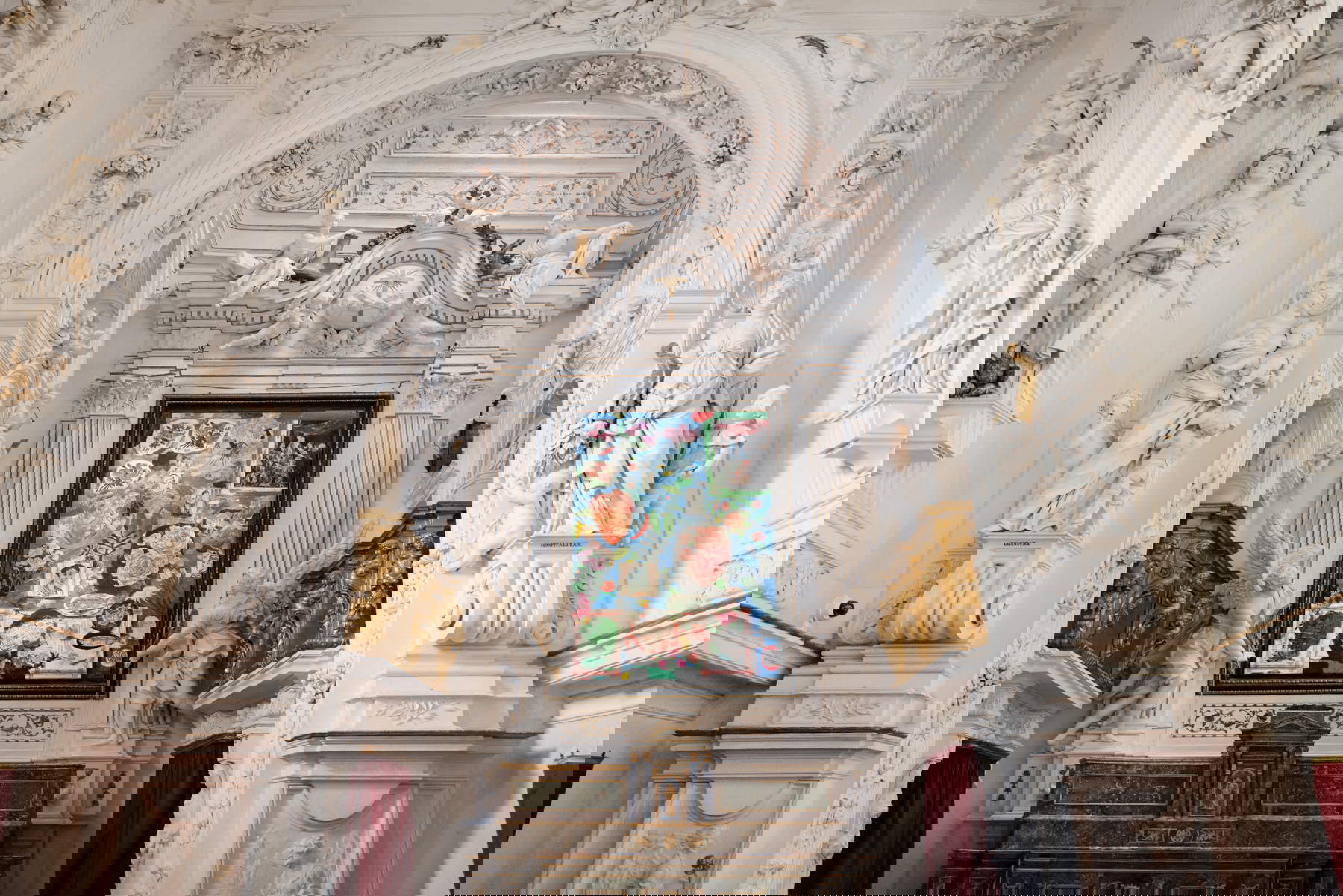 Este año, la pintora Maïa Régis rinde homenaje a la Natividad de Caravaggio en el Oratorio de San Lorenzo de Palermo.