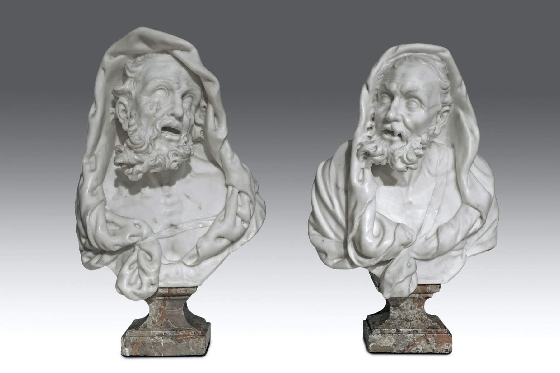 Melchior Barthel, Eraclito e Democrito (marmo di Carrara, rispettivamente 63 x 38 x 20 cm e 60 x 40 x 20 cm). Presentato da Piva&amp;C.