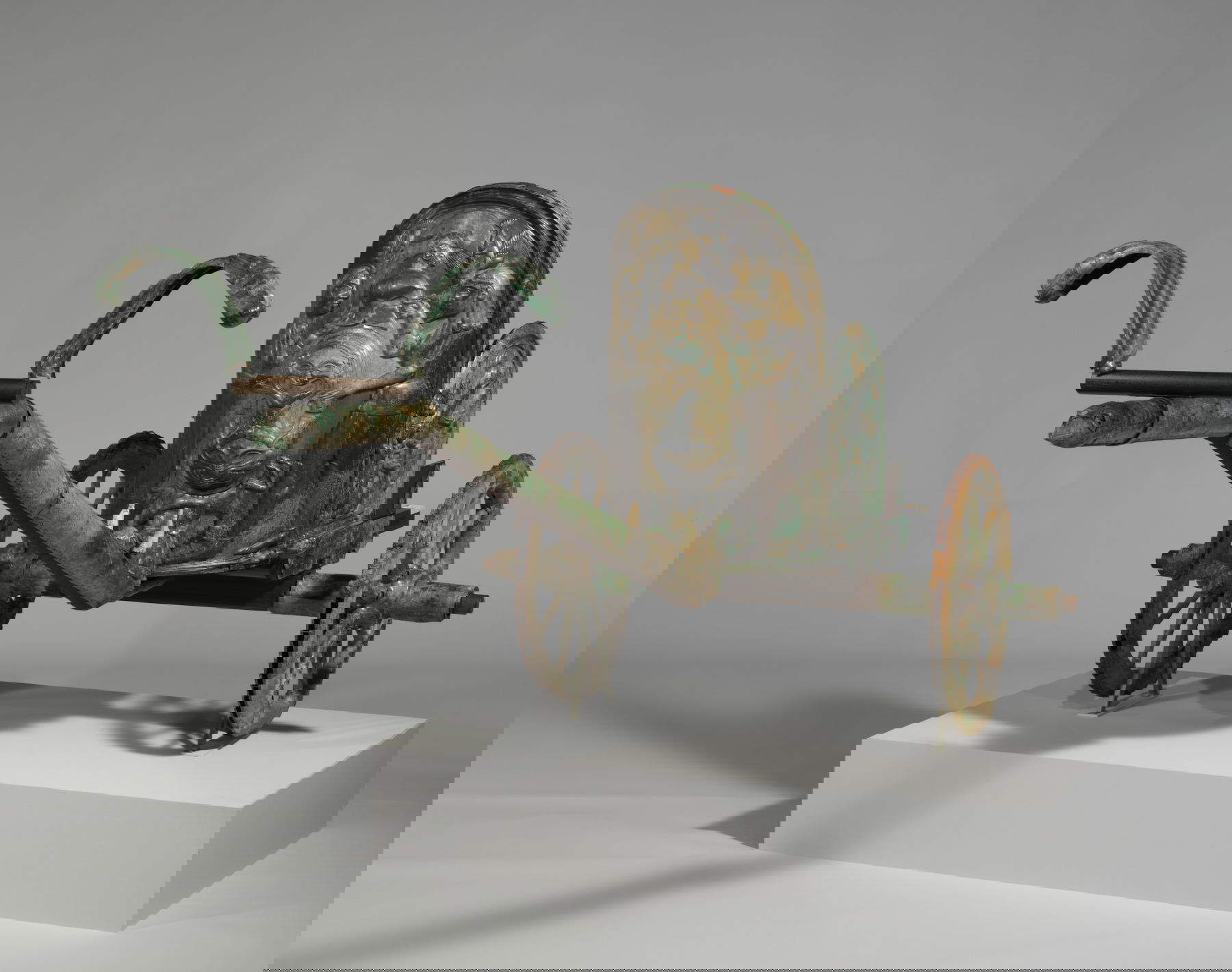 Carro in bronzo e avorio con scene della vita di Achille (secondo quarto del VI secolo a.C.; bronzo e avorio, 130,9 x209 cm; New York, Metropolitan Museum of Art)