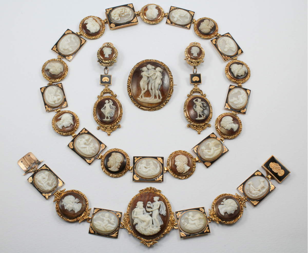 Michele Laudicina (attr.), parure, oro, esmalte azul y concha (orfebres de Trapani, siglo XIX; Colección particular)