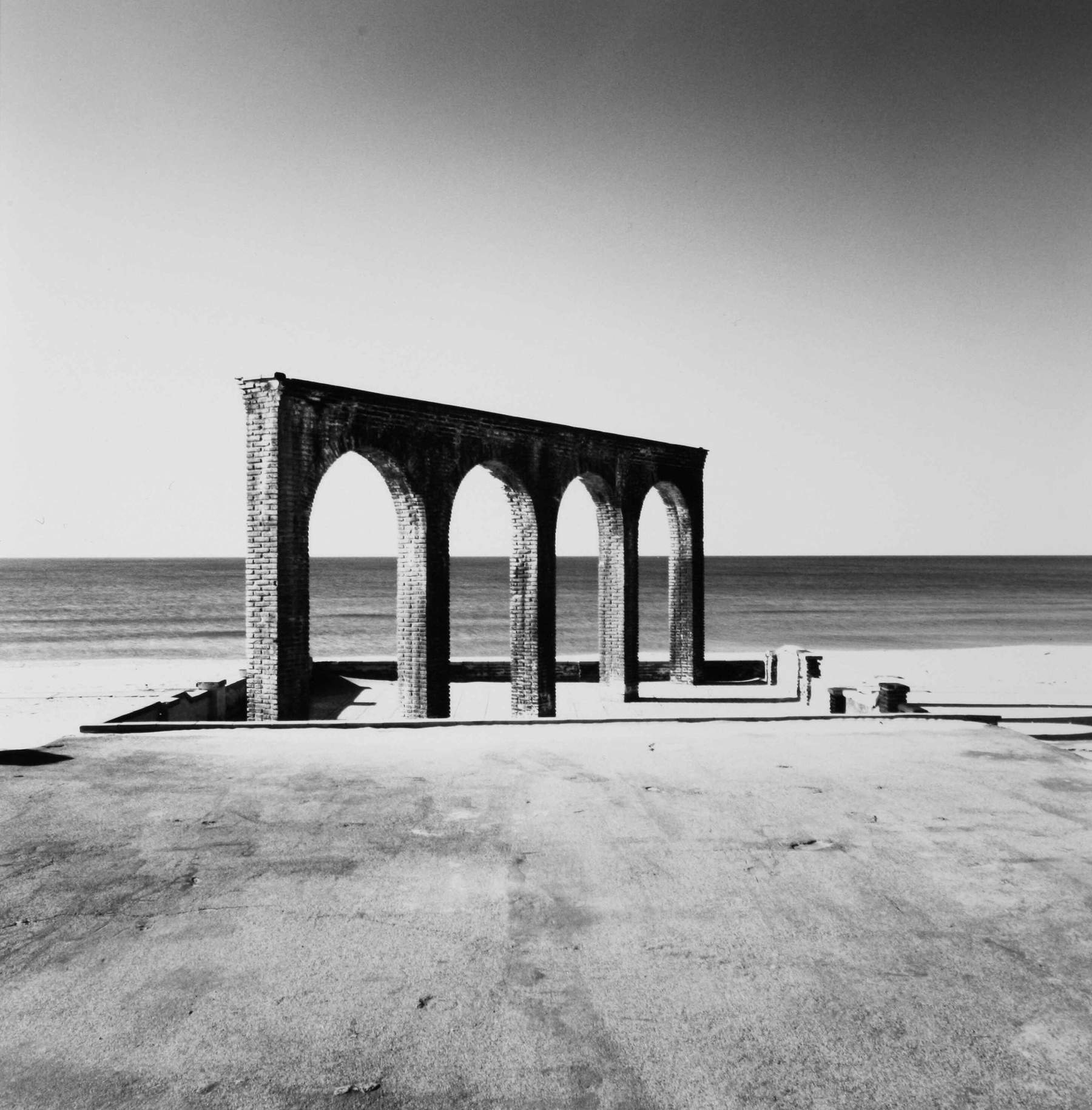 Mimmo Jodice, Marina di Licola Opera IV (2008; impresión sobre papel baritado con bromuro de plata hecha a mano por el artista. Nápoles, Estudio Mimmo Jodice)