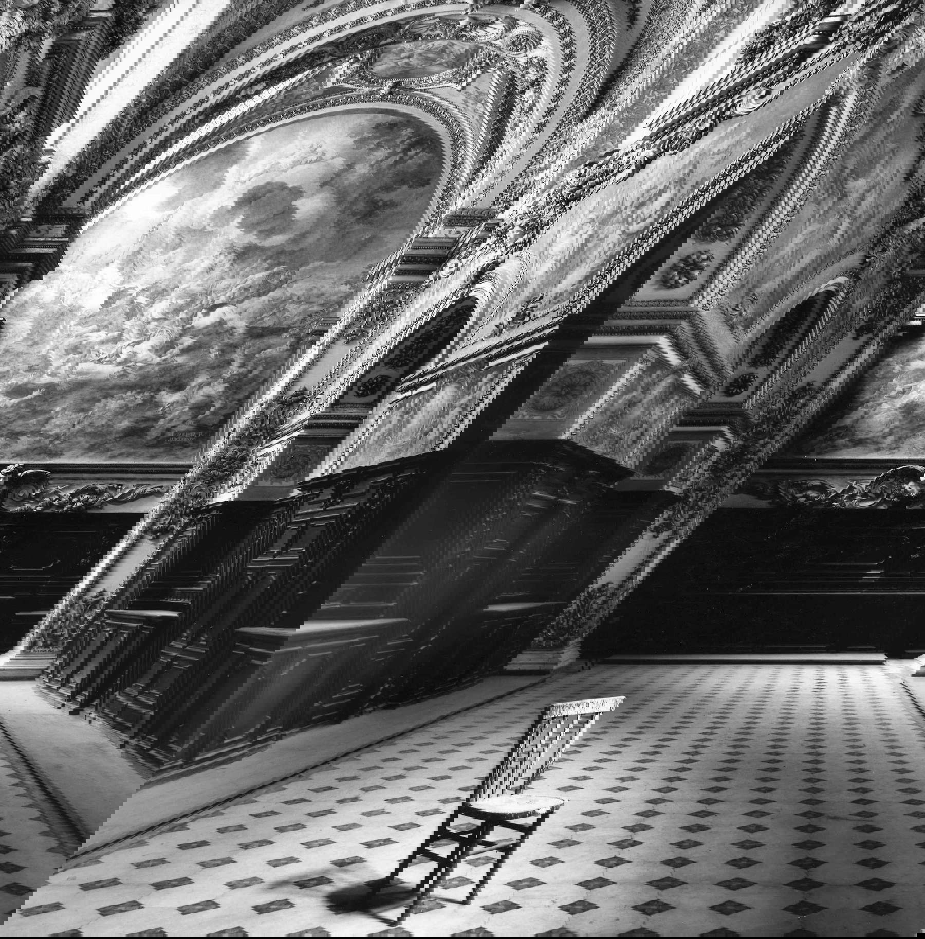 Mimmo Jodice, San Paolo Maggiore (1986; impresión sobre papel baritado con bromuro de plata hecha a mano por el artista. Nápoles, Estudio Mimmo Jodice)