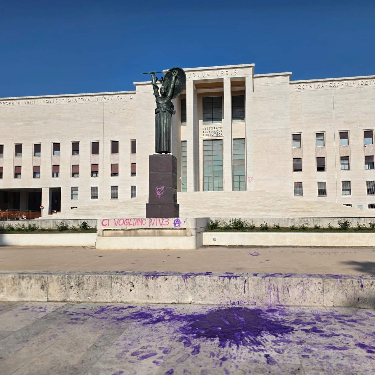 Gli imbrattamenti dopo la manifestazione del 3 aprile