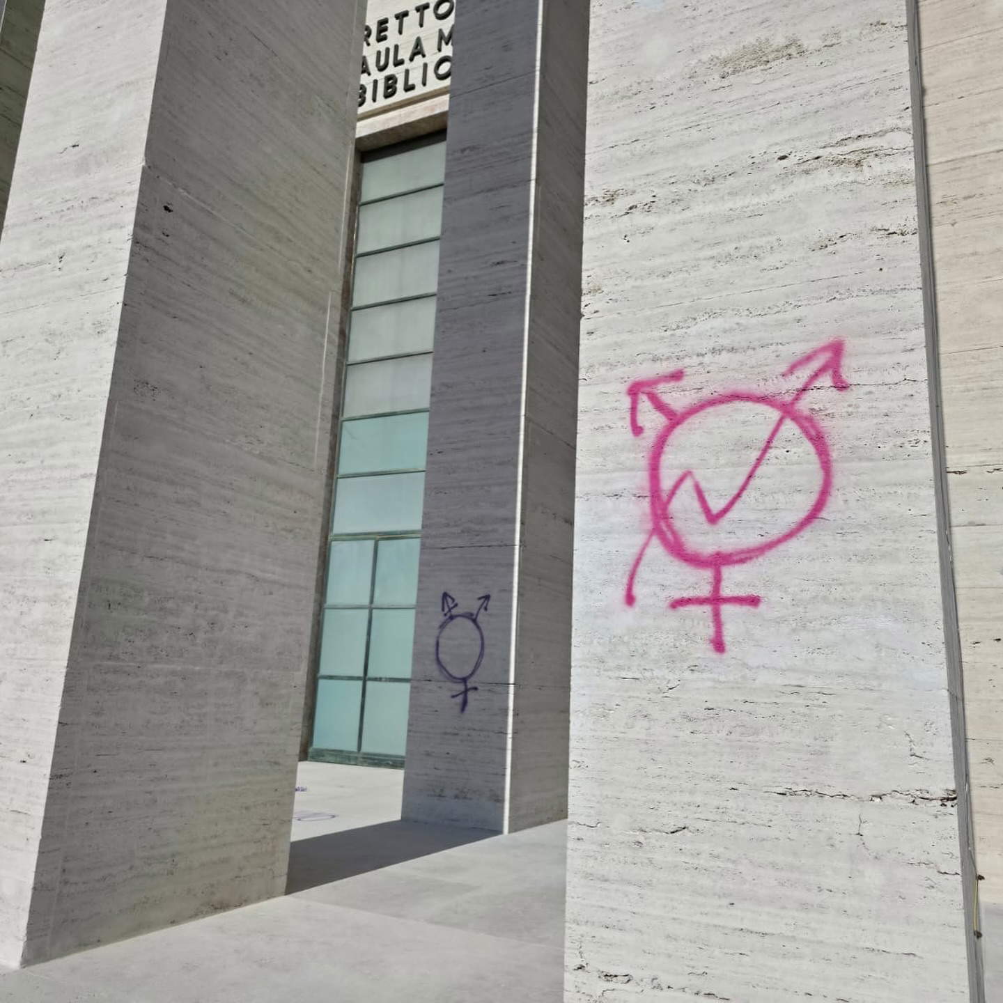 Gli imbrattamenti dopo la manifestazione del 3 aprile