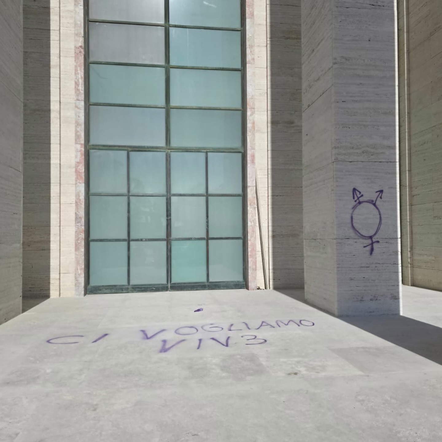 Gli imbrattamenti dopo la manifestazione del 3 aprile