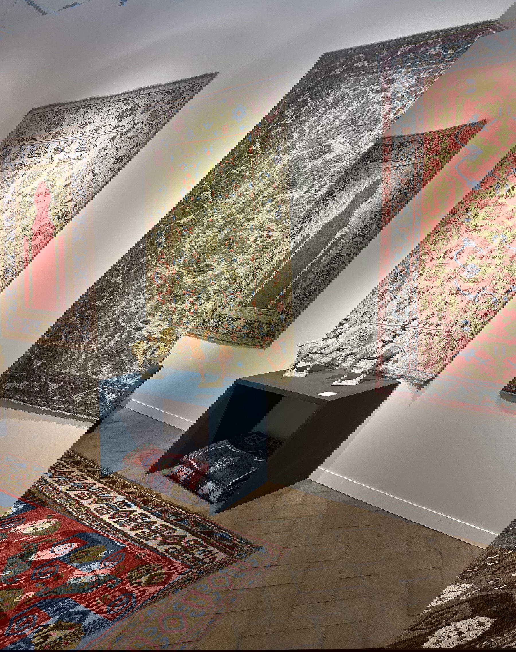 Galleria Cattai, parete Anatoli: al centro Ushak Bird, a destra Ushak Lotto, a sinistra Preghiera Transilvania, sul tavolo Coppia di suonatrici Tang. Foto: &copy;Mirco Cattai