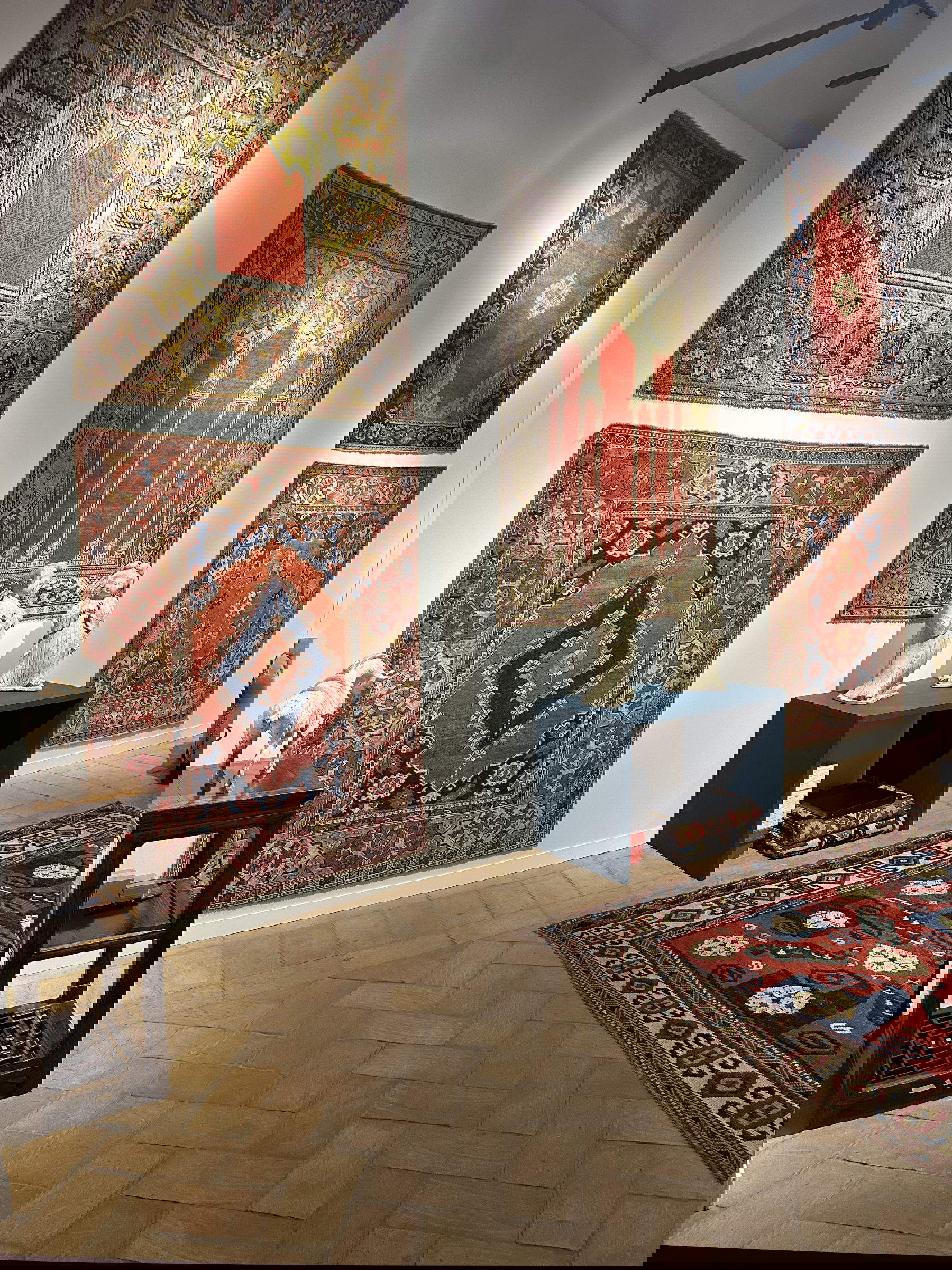 Galleria Cattai, parete laterale dello stand con tappeti Transilvania. Foto: &copy;Mirco Cattai