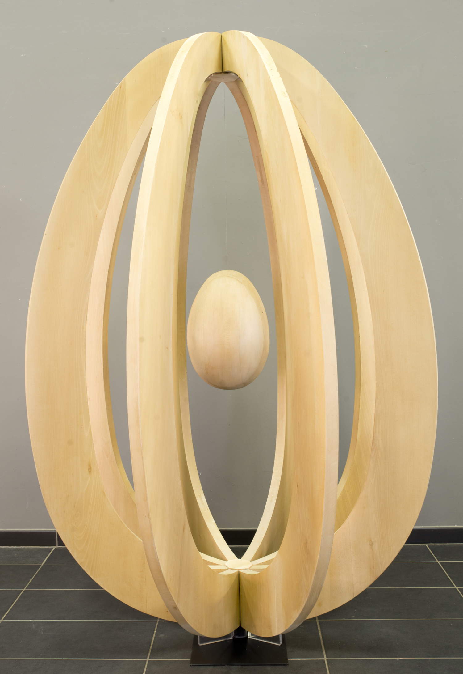 Mirella Bentivoglio, Hyper Ovum (1987; gewachstes Lindenholz, 210 x 150 x 150 cm, Inv. 88 AC)