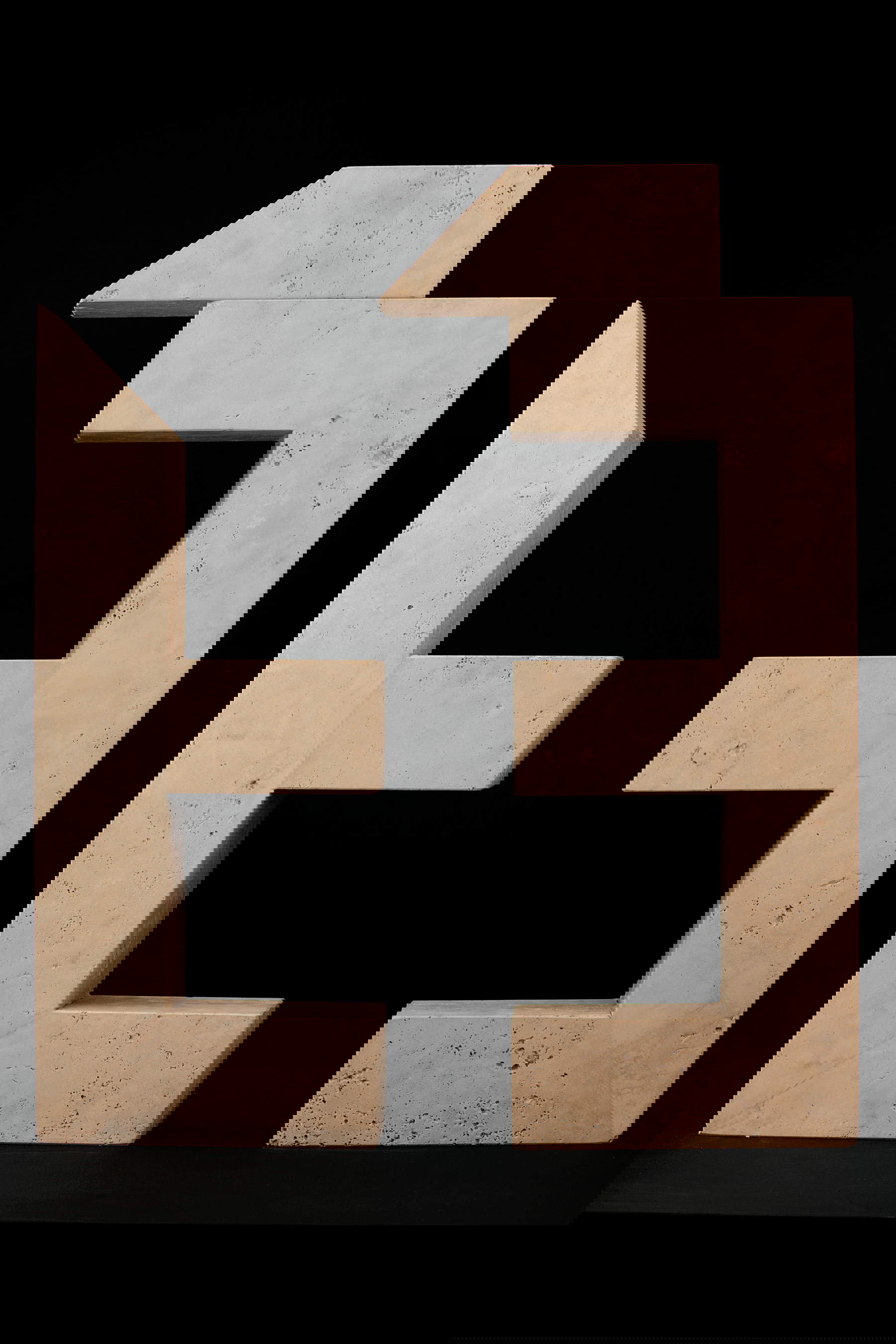 Mirella Bentivoglio, Die Tür des Seins (Verstümmelung durch Akzentuierung) (1977; Travertin, 76 x 55 x 10 cm, Inv. 87 AC)