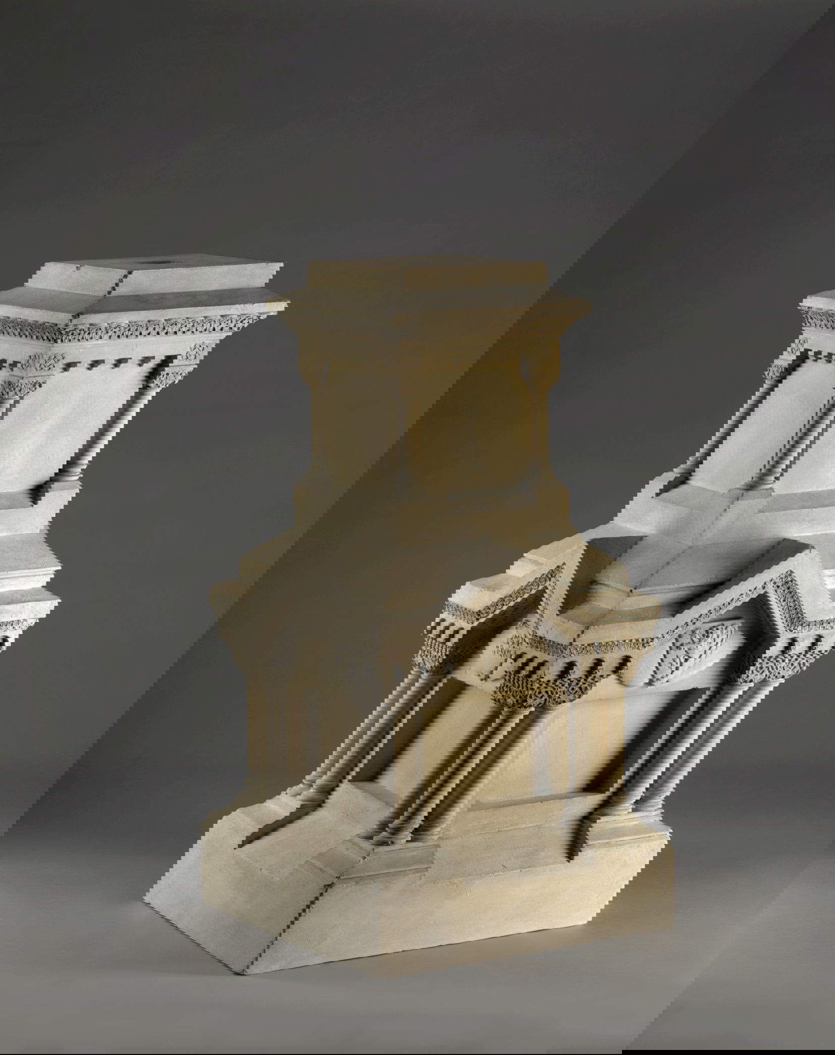 Atelier de Davide Lombardi - Modèle pour le socle du monument à Arnaldo da Brescia (vers 1880 ; plâtre ; Lonato del Garda, Fondazione Ugo Da Como, donation Lombardi, 2020)