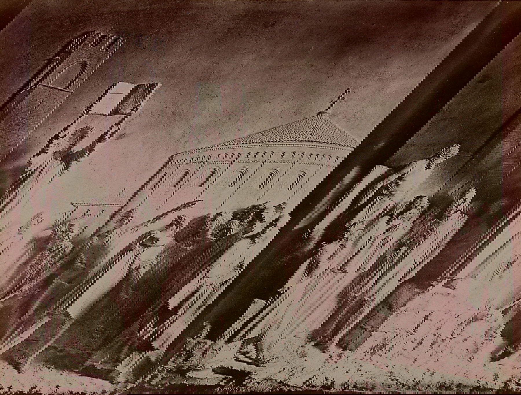 Cristoforo Capitanio, Modèle en plâtre d'Odoardo Tabacchi pour le haut-relief représentant Arnaldo exposant ses doctrines aux Brescians (vers 1881 ; tirage photographique, albumine ; Lonato del Garda, Fondazione Ugo Da Como, Tagliaferri Archive, donation 2010)