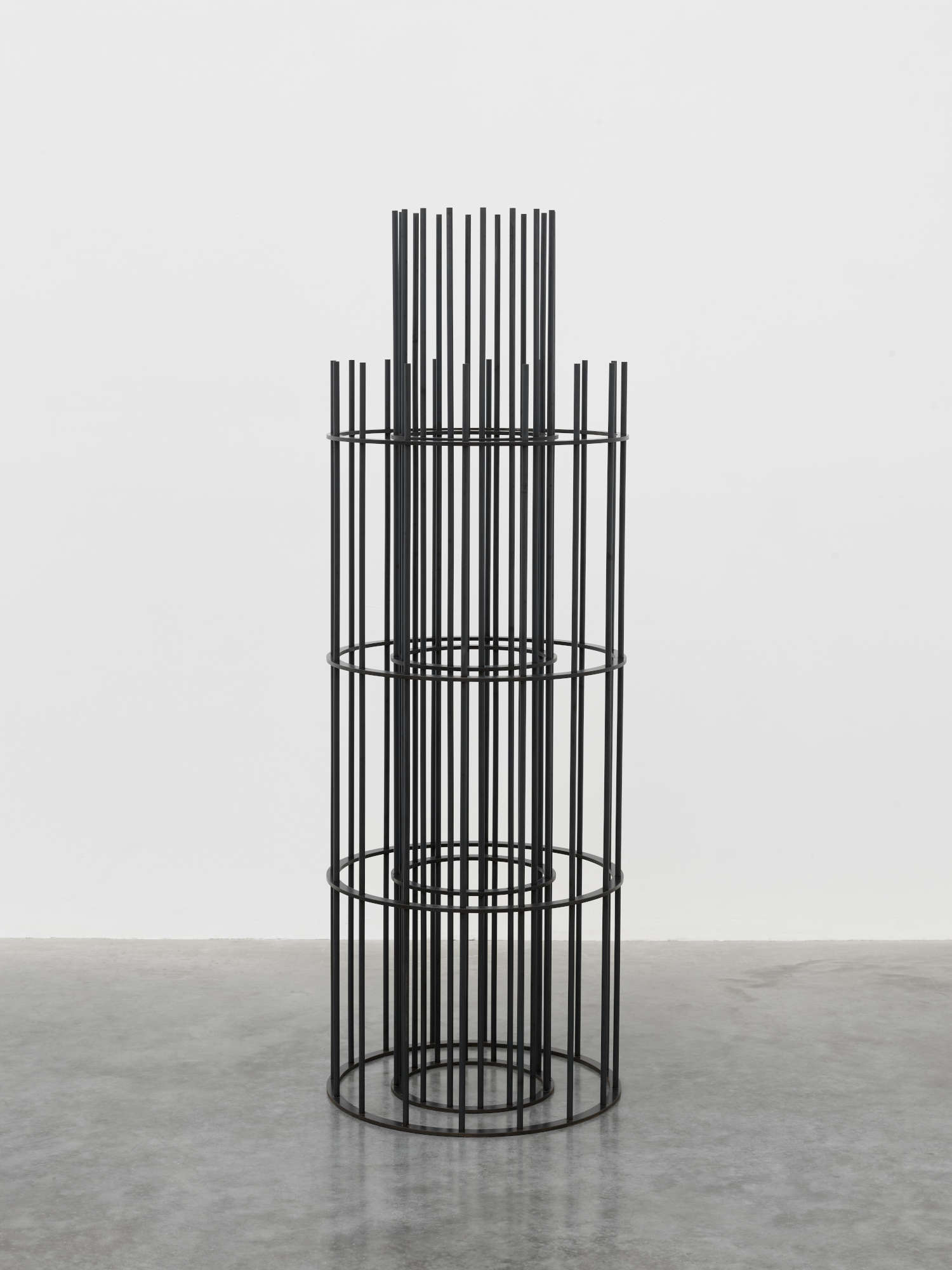 Mona Hatoum, Cage for One (2022; Acciaio dolce, 180 × 61 cm) © Mona Hatoum. Foto © White Cube (Theo Christelis) Mona Hatoum, Cage for One (2022; Acciaio dolce, 180 × 61 cm) © Mona Hatoum. Foto © White Cube (Theo Christelis)