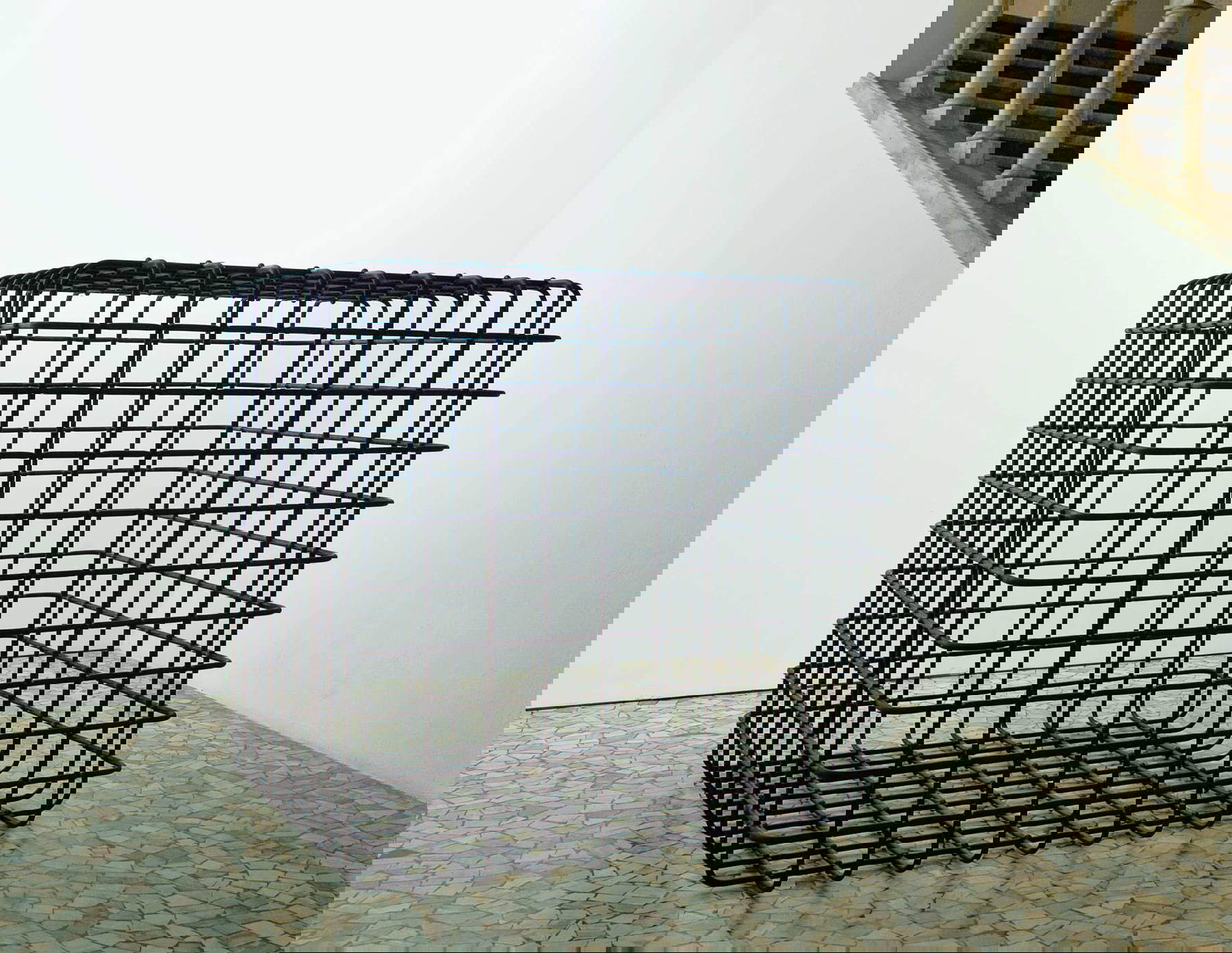 Mona Hatoum, Cube (2006; Acciaio dolce, 174 × 174 × 174 cm) © Mona Hatoum. Per gentile concessione di Galleria Continua, San Gimignano. Foto: Ela Bialkowska Mona Hatoum, Cube (2006; Acciaio dolce, 174 × 174 × 174 cm) © Mona Hatoum. Per gentile concessione di Galleria Continua, San Gimignano. Foto: Ela Bialkowska