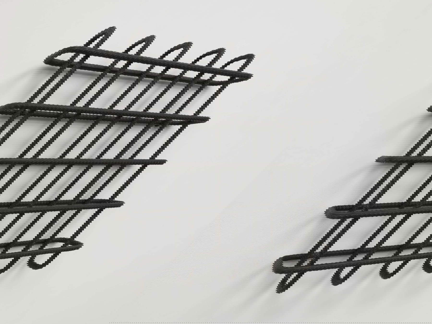 Mona Hatoum, Mirror (2025; Barre di armatura, 51,5 × 51,5 × 11 cm) © Mona Hatoum. Foto © White Cube (Theo Christelis) Mona Hatoum, Mirror (2025; Barre di armatura, 51,5 × 51,5 × 11 cm) © Mona Hatoum. Foto © White Cube (Theo Christelis)