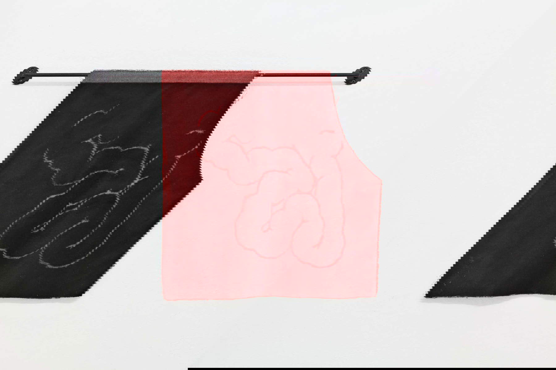 Mona Hatoum, Senza titolo (red velvet) (1996; Velluto e acciaio dolce, 37 × 57 cm) © Mona Hatoum. Per gentile concessione di Galleria Continua, San Gimignano / Pechino / Les Moulins / L’Avana. Foto: Ela Bialkowska Mona Hatoum, Senza titolo (red velvet) (1996; Velluto e acciaio dolce, 37 × 57 cm) © Mona Hatoum. Per gentile concessione di Galleria Continua, San Gimignano / Pechino / Les Moulins / L’Avana. Foto: Ela Bialkowska