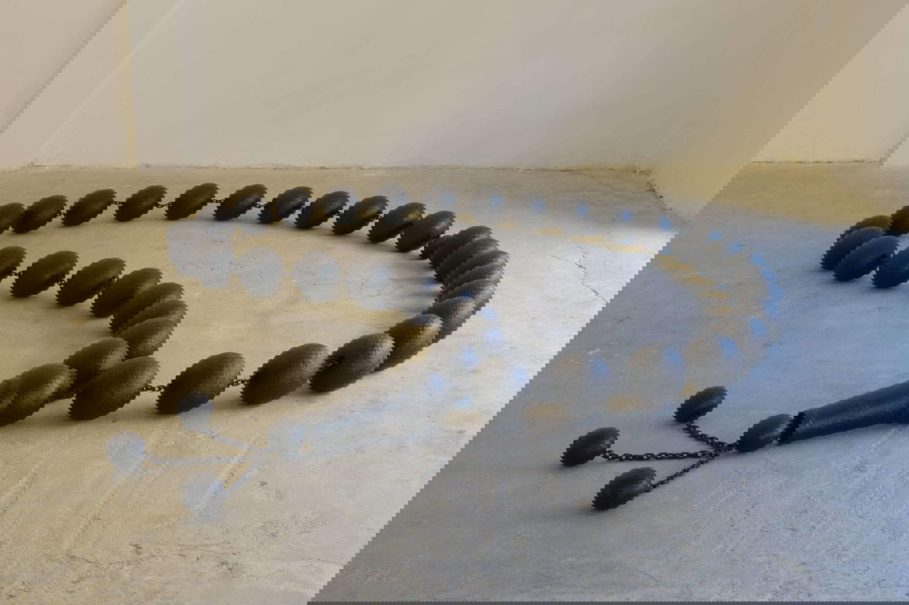 Mona Hatoum, Worry Beads (2009; Bronzo patinato e acciaio dolce, 20 cm × larghezza e profondità variabili) Vista dell’installazione al Beirut Art Center © Mona Hatoum. Per gentile concessione di Beirut Art Center. Foto: Agop Kanledjian Mona Hatoum, Worry Beads (2009; Bronzo patinato e acciaio dolce, 20 cm × larghezza e profondità variabili) Vista dell’installazione al Beirut Art Center © Mona Hatoum. Per gentile concessione di Beirut Art Center. Foto: Agop Kanledjian