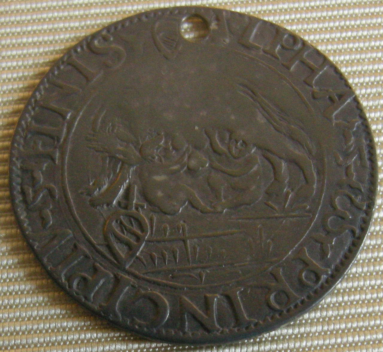 Moneta senese con Lupa con iscrizione su lato dritto &ldquo;ALPHA ET O PRINCIPIUM ET FINIS&rdquo; (1542-1544) Foto: Francesco Bini