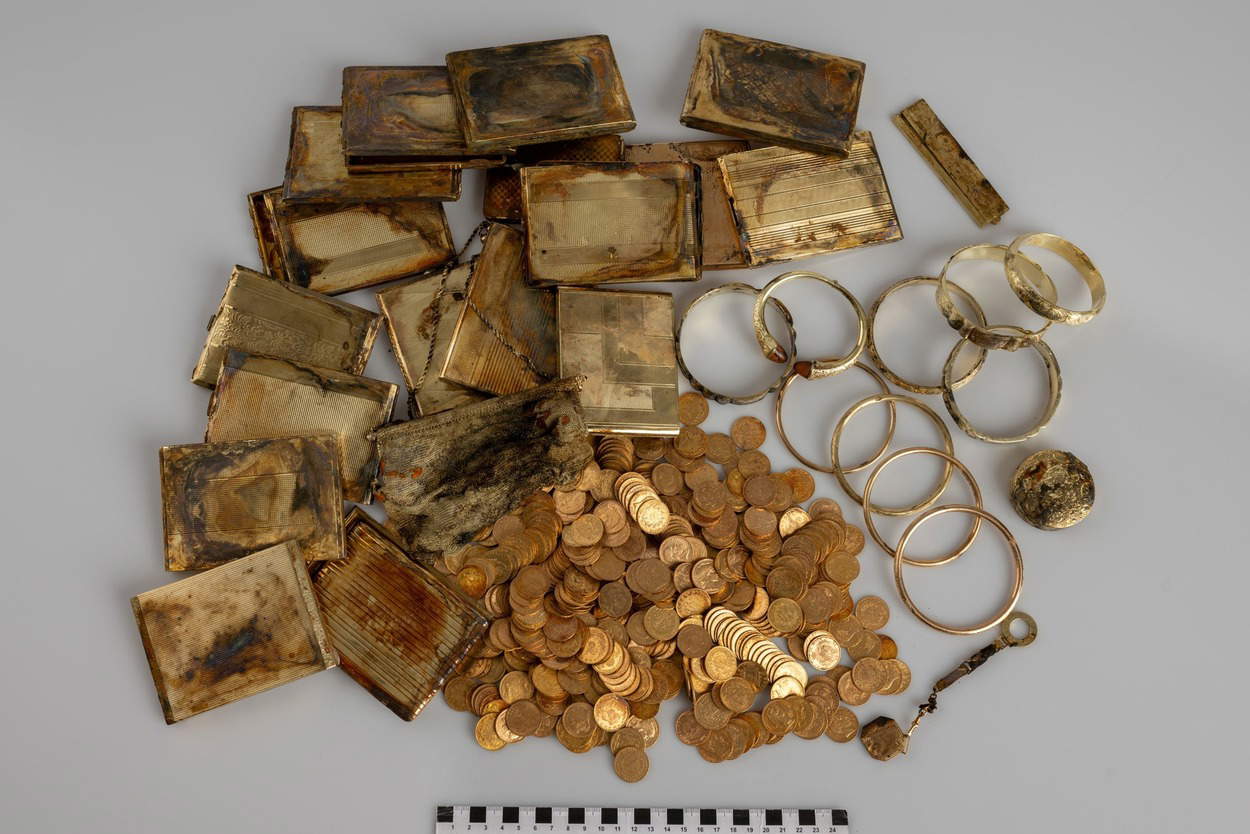 Sixteen cigarette cases and ten bracelets, a thread bag, a comb, a chain, and a dust compact. Credit: Muzeum v&yacute;chodn&iacute;ch Čech Hradec Kr&aacute;lov&eacute;