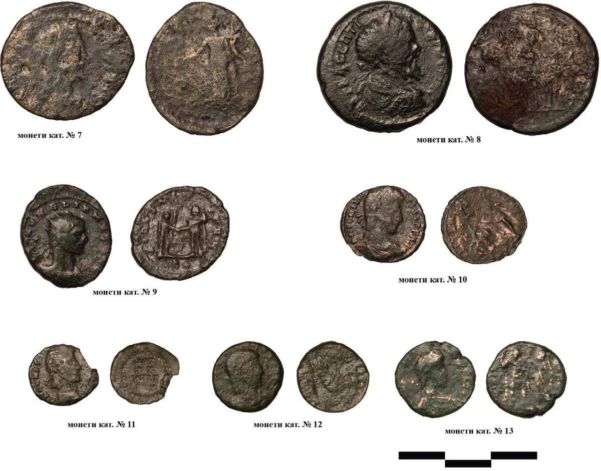 Monete trovate in uno strato di rovine bruciate in situ.