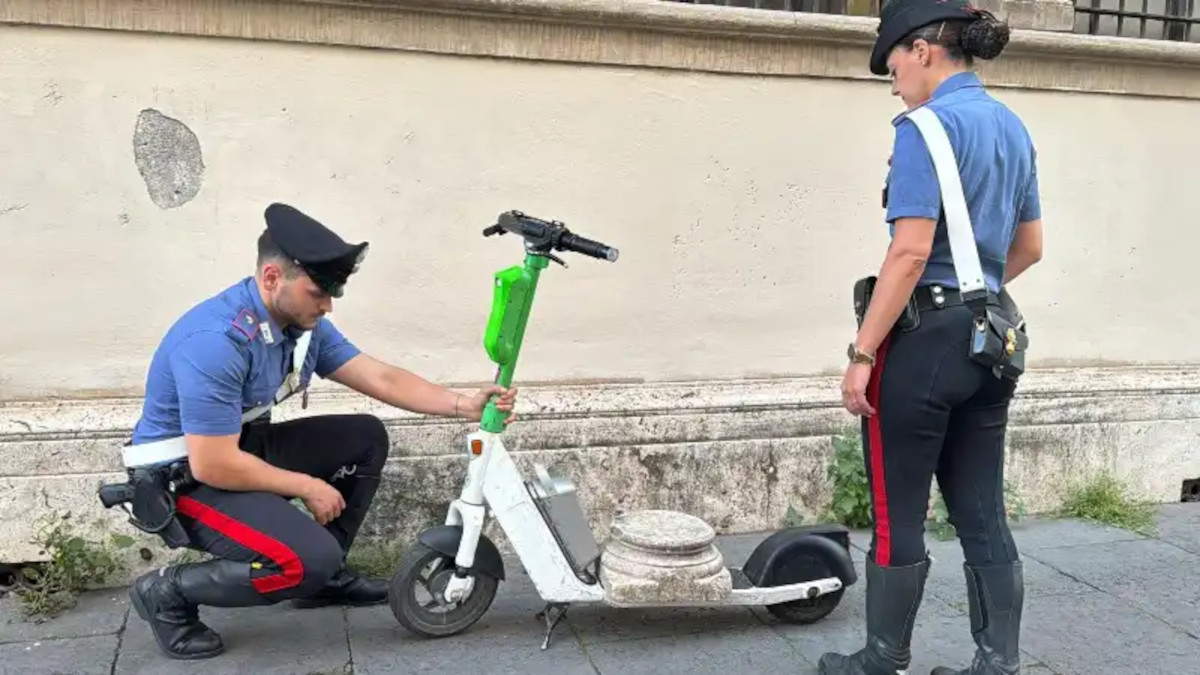 Roma, scappa in monopattino dopo aver rubato un reperto archeologico. Denunciato un turista tedesco 