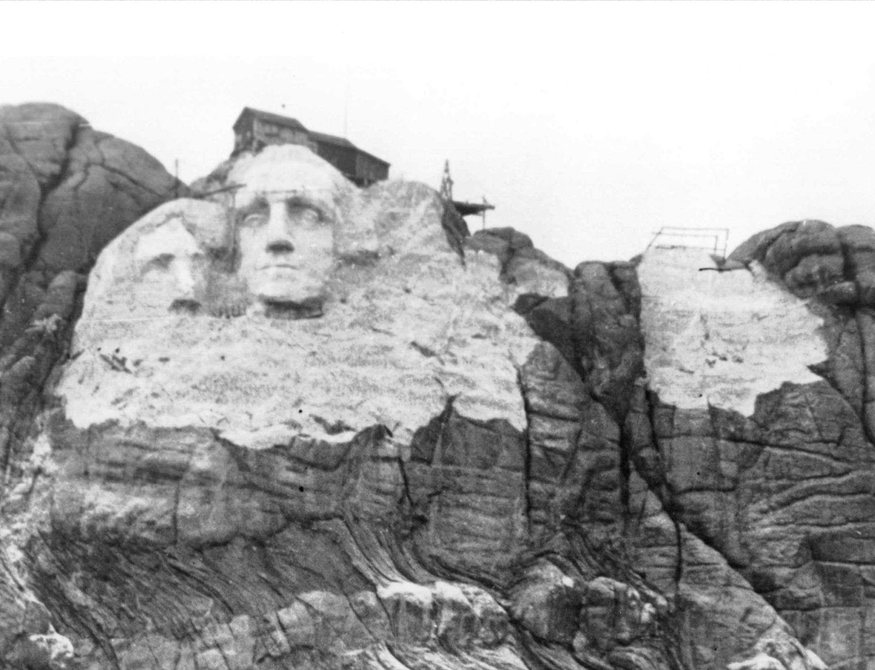 Le Mont Rushmore pendant la construction