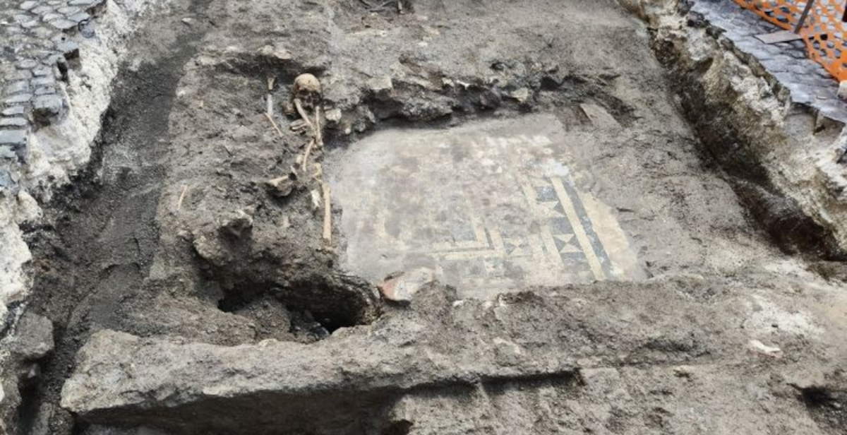 Tivoli, scoperto un mosaico e due sepolture medievali durante i lavori della fibra ottica