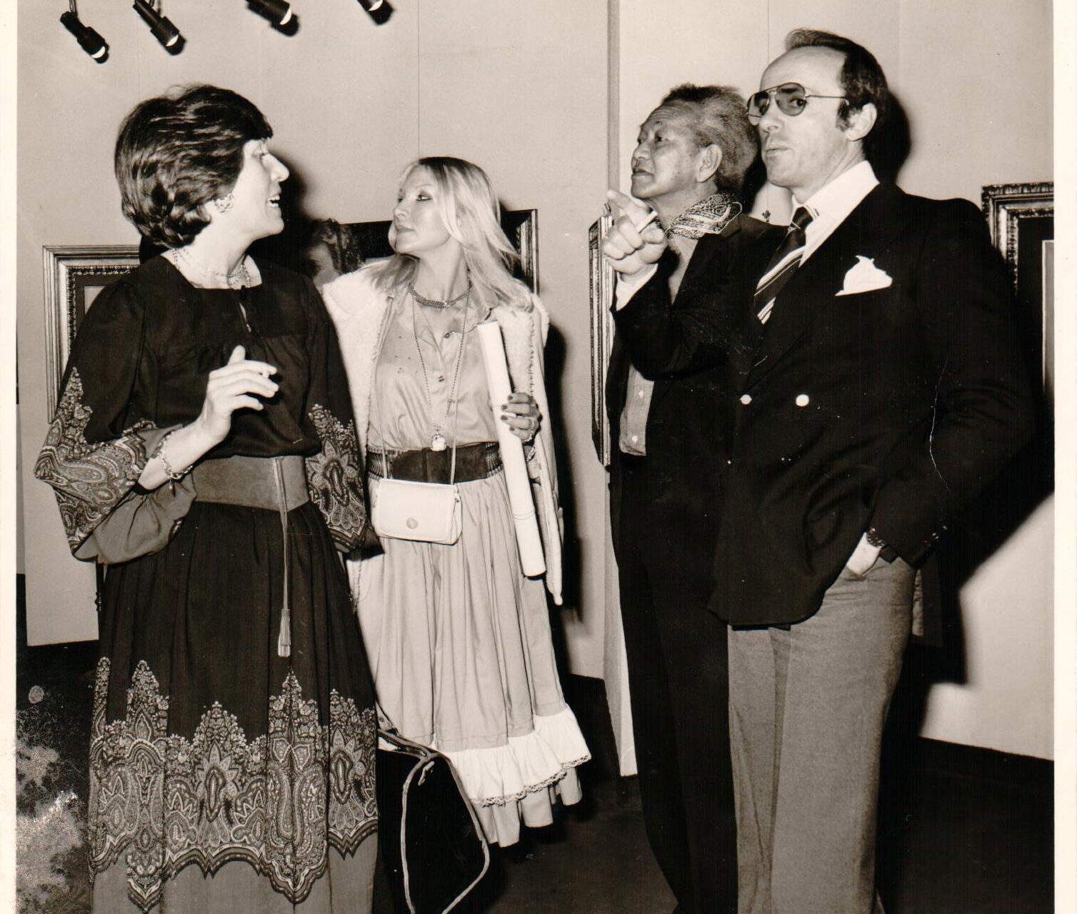 Anna Pia Mazzoleni, Giovanni Mazzoleni e Wifredo Lam, in occasione di una mostra dell'artista Wifredo Lam alla Galleria Gissi (1970 circa) Foto: &copy;Mazzoleni Art