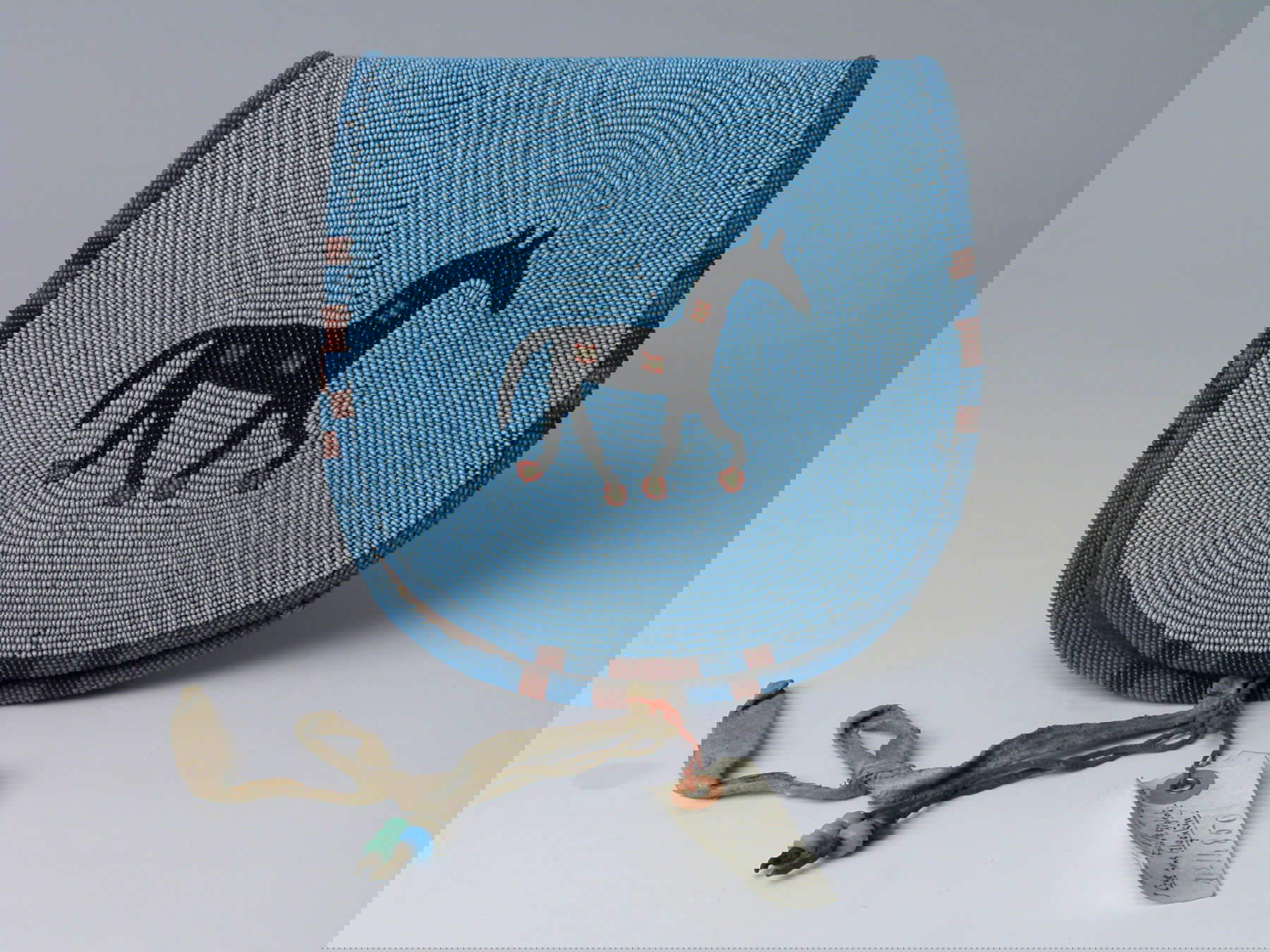 Museo de las Civilizaciones, Bolsa de cuero con la representación de un caballo, América del Norte, Canadá, Bahía de Hudson, siglo XIX. Colecciones de Artes y Culturas de América. Por concesión del Museo de las Civilizaciones Museo de las Civilizaciones, Bolsa de cuero con la representación de un caballo, América del Norte, Canadá, Bahía de Hudson, siglo XIX. Colecciones de Artes y Culturas de América. Por concesión del Museo de las Civilizaciones