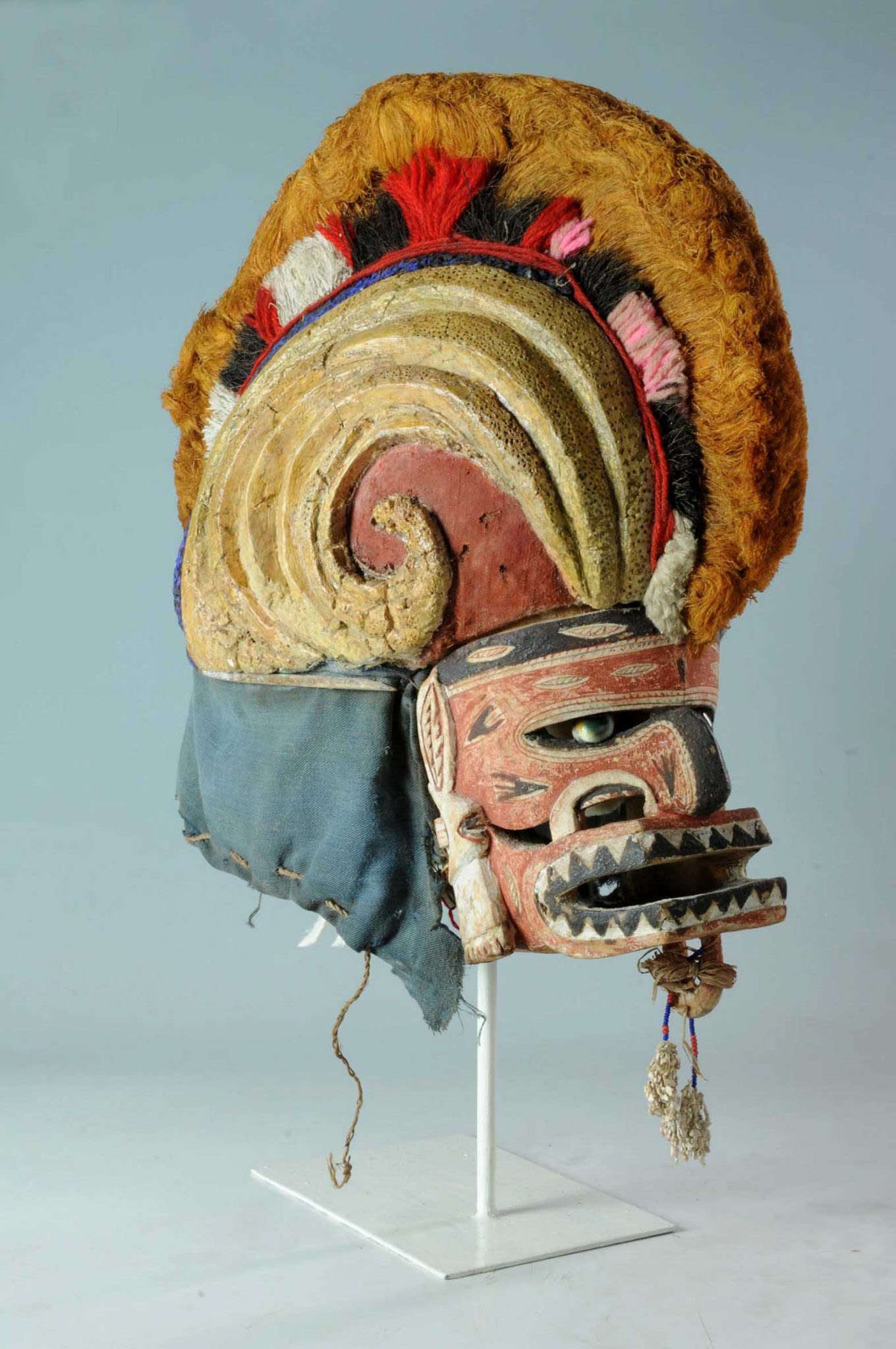 Museo de las Civilizaciones, Tatanua (máscara con casco), Nueva Irlanda, archipiélago de Bismarck, Papúa Nueva Guinea, siglo XIX. Colección de Artes y Culturas de Oceanía. En concesión del Museo de las Civilizaciones. Museo de las Civilizaciones, Tatanua (máscara con casco), Nueva Irlanda, archipiélago de Bismarck, Papúa Nueva Guinea, siglo XIX. Colección de Artes y Culturas de Oceanía. En concesión del Museo de las Civilizaciones.