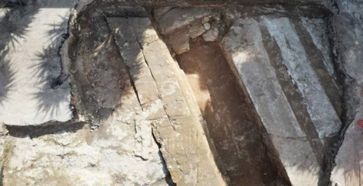 Una sección de las murallas mesapias descubierta durante las obras de la estación de Manduria (Tarento).