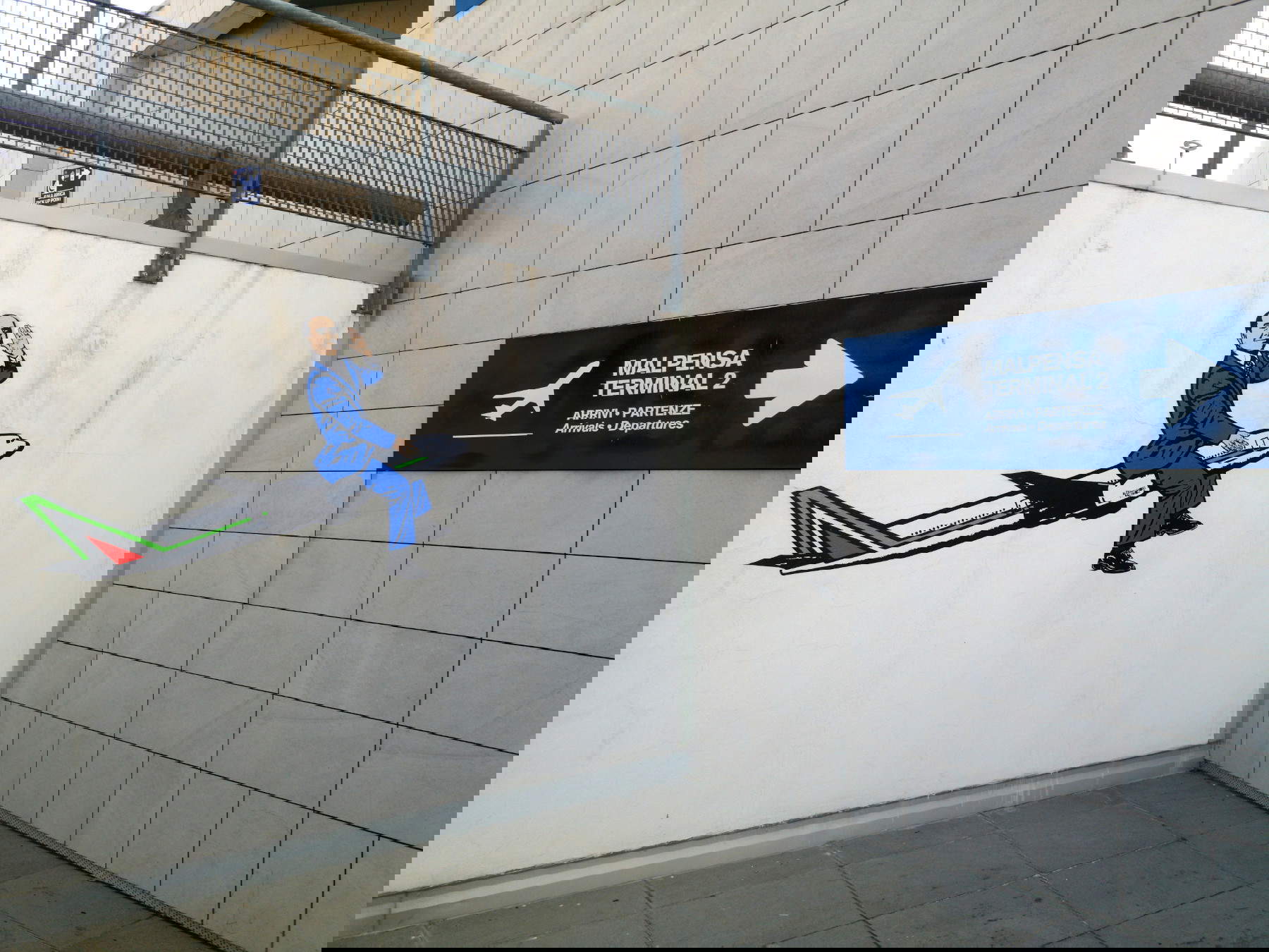 Il murale di aleXsandro Palombo raffigura Berlusconi all&rsquo;aeroporto di Malpensa