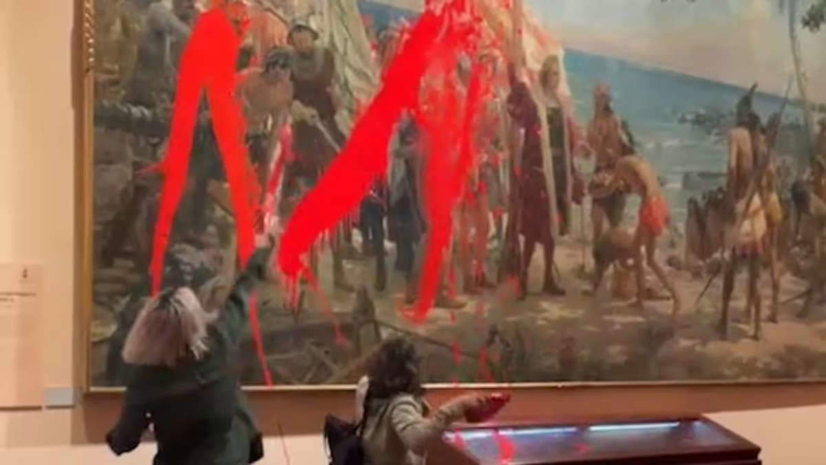 Madrid, des activistes jettent de la peinture sur un tableau non protégé par une vitre