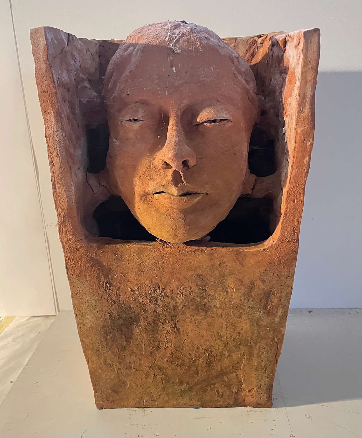 Mutsuo Hirano, Block 1 (2019 ; terre cuite, 45 x25 x 30 cm) Mutsuo Hirano, Block 1 (2019 ; terre cuite, 45 x25 x 30 cm)
