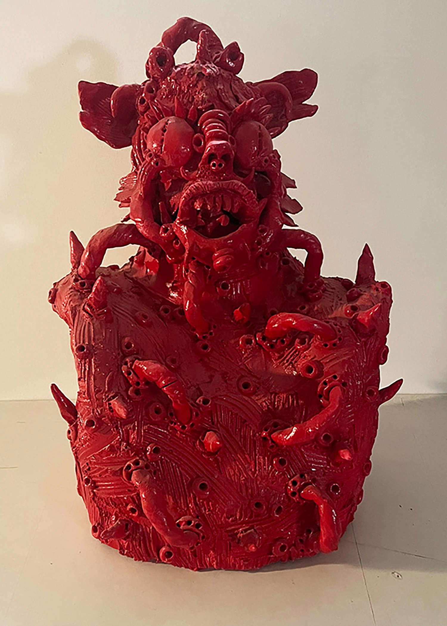 Mutsuo Hirano, Démon (2012 ; terre cuite peinte, 38 x 28 x 23 cm) Mutsuo Hirano, Démon (2012 ; terre cuite peinte, 38 x 28 x 23 cm)