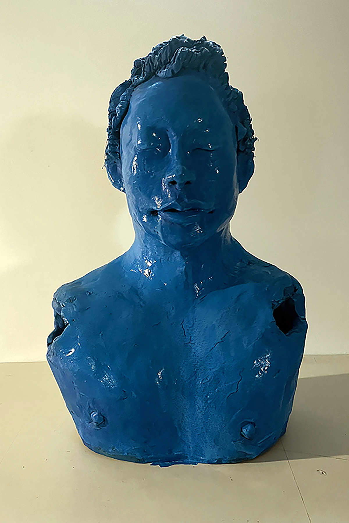 Mutsuo Hirano, Blue Woman (2024 ; terre cuite peinte, 36 x 24 x 19 cm) Mutsuo Hirano, Blue Woman (2024 ; terre cuite peinte, 36 x 24 x 19 cm)