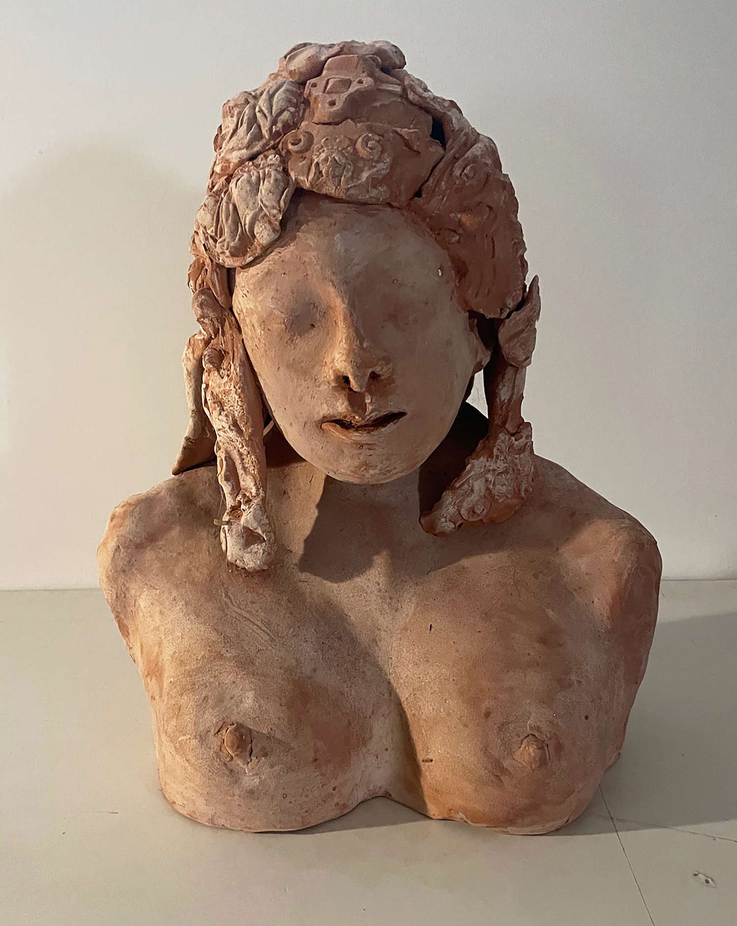 Mutsuo Hirano, Fée (2019 ; terre cuite, 32 x 26 x 20 cm) Mutsuo Hirano, Fée (2019 ; terre cuite, 32 x 26 x 20 cm)