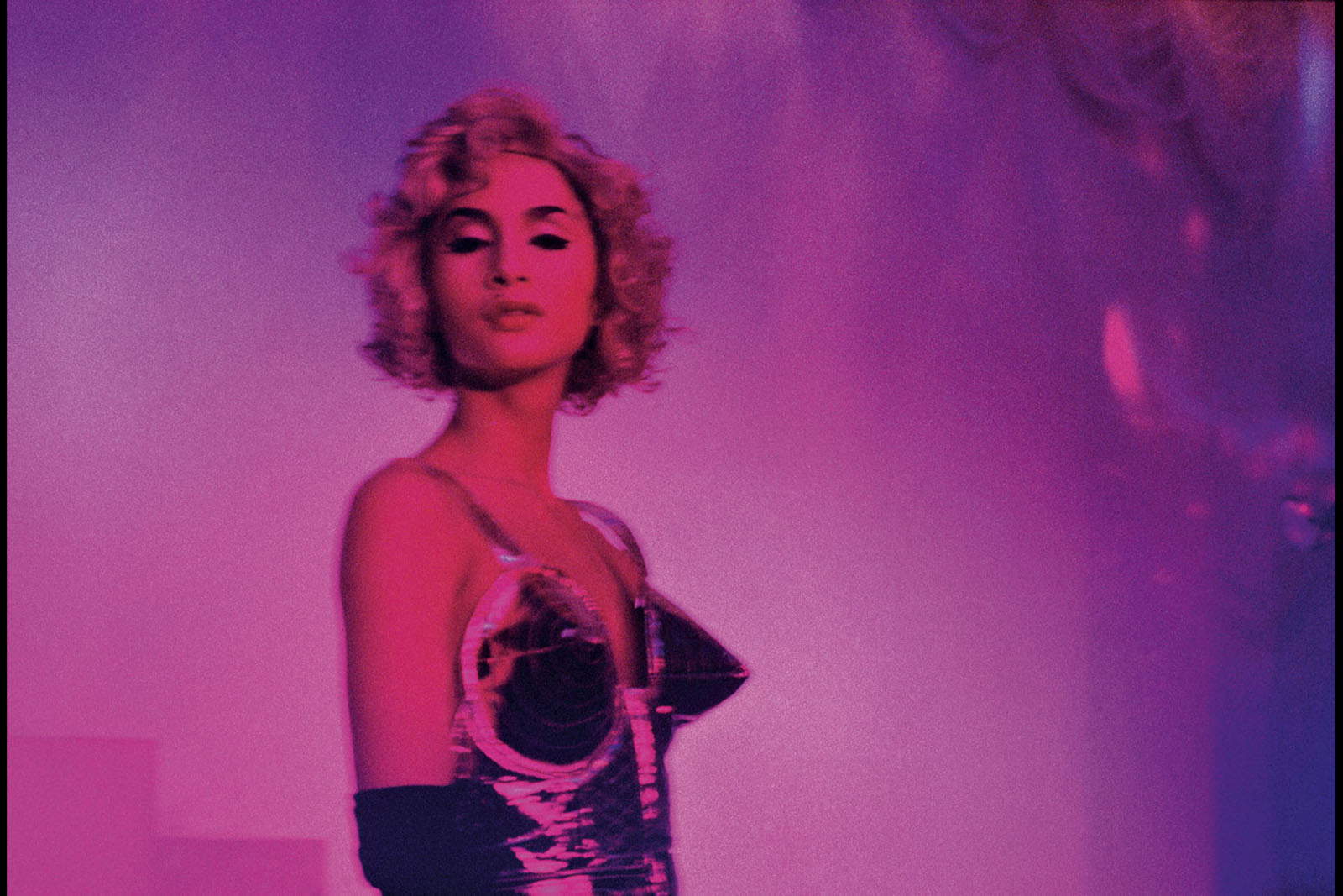 Nan Goldin, C performing as Madonna, Bangkok (1992) &copy; Nan Goldin. Su concessione di Gagosian