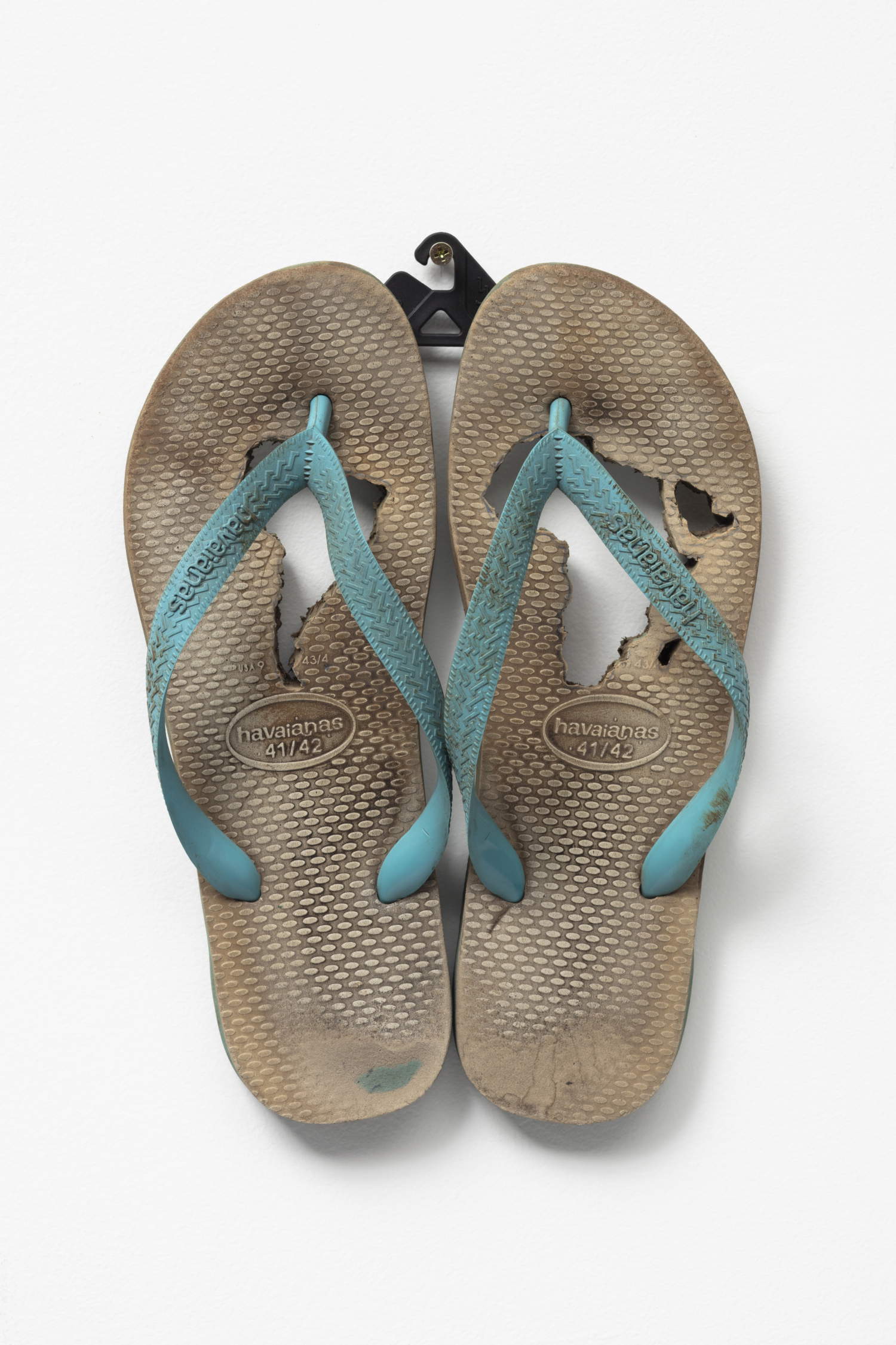 Paulo Nazareth, Senza titolo [Encruzihada] (2022; plastic and rubber from flipflop, 30 x 22 cm). Su concessione dell'artista e Mendes Wood DM, S&atilde;o Paulo, Brussels, Paris, New York. Foto: Gui Gomes