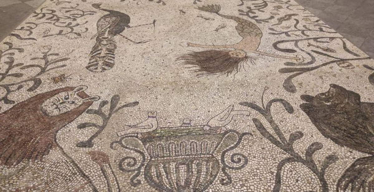 La mosaïque de Nicola Montalbini à Ravenne devient un cas d'espèce : elle est temporaire, mais la ville veut la conserver.