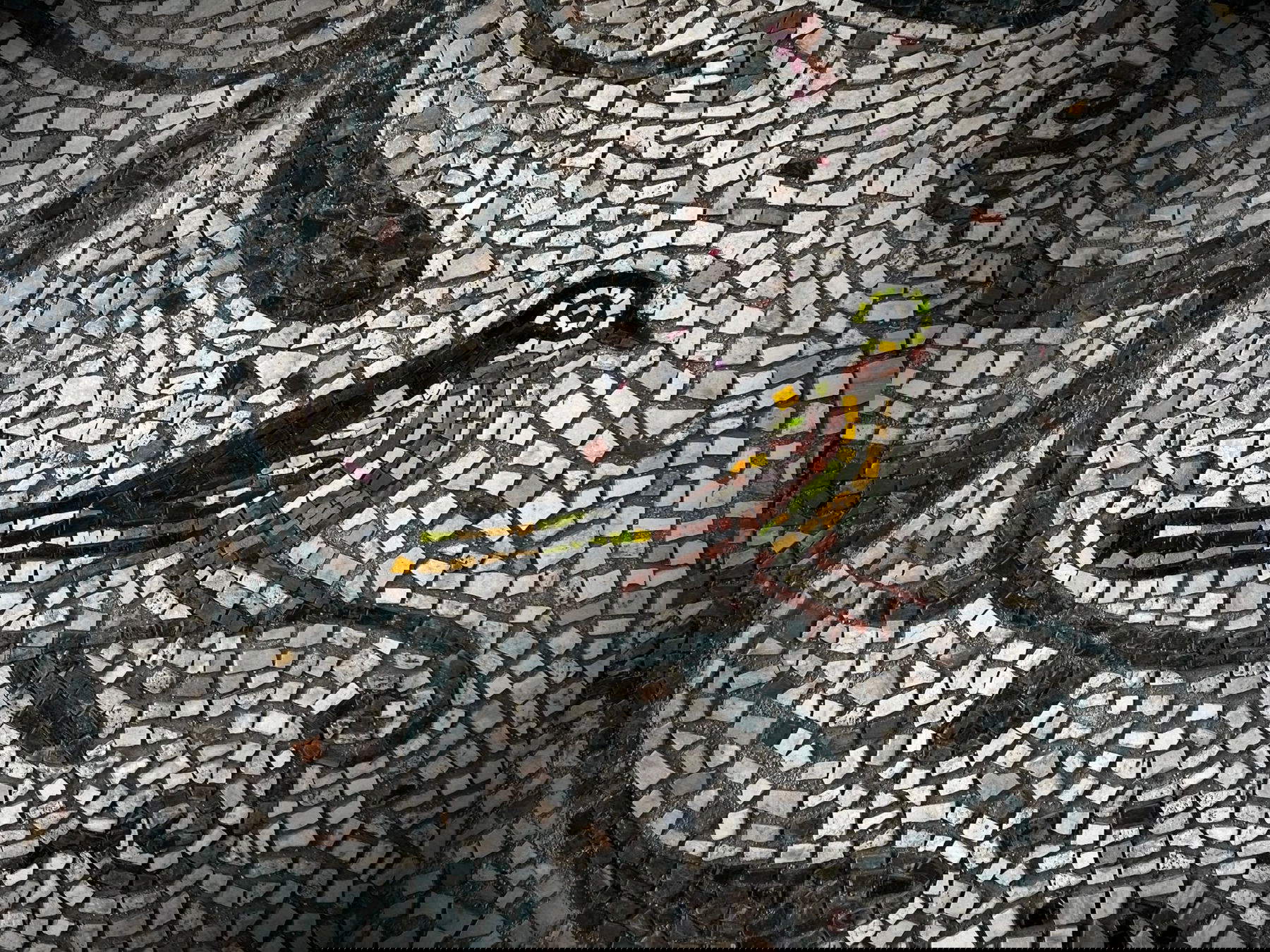 The Floor, Yellow Bird, détail de la mosaïque. Photo : Nicola Montalbini