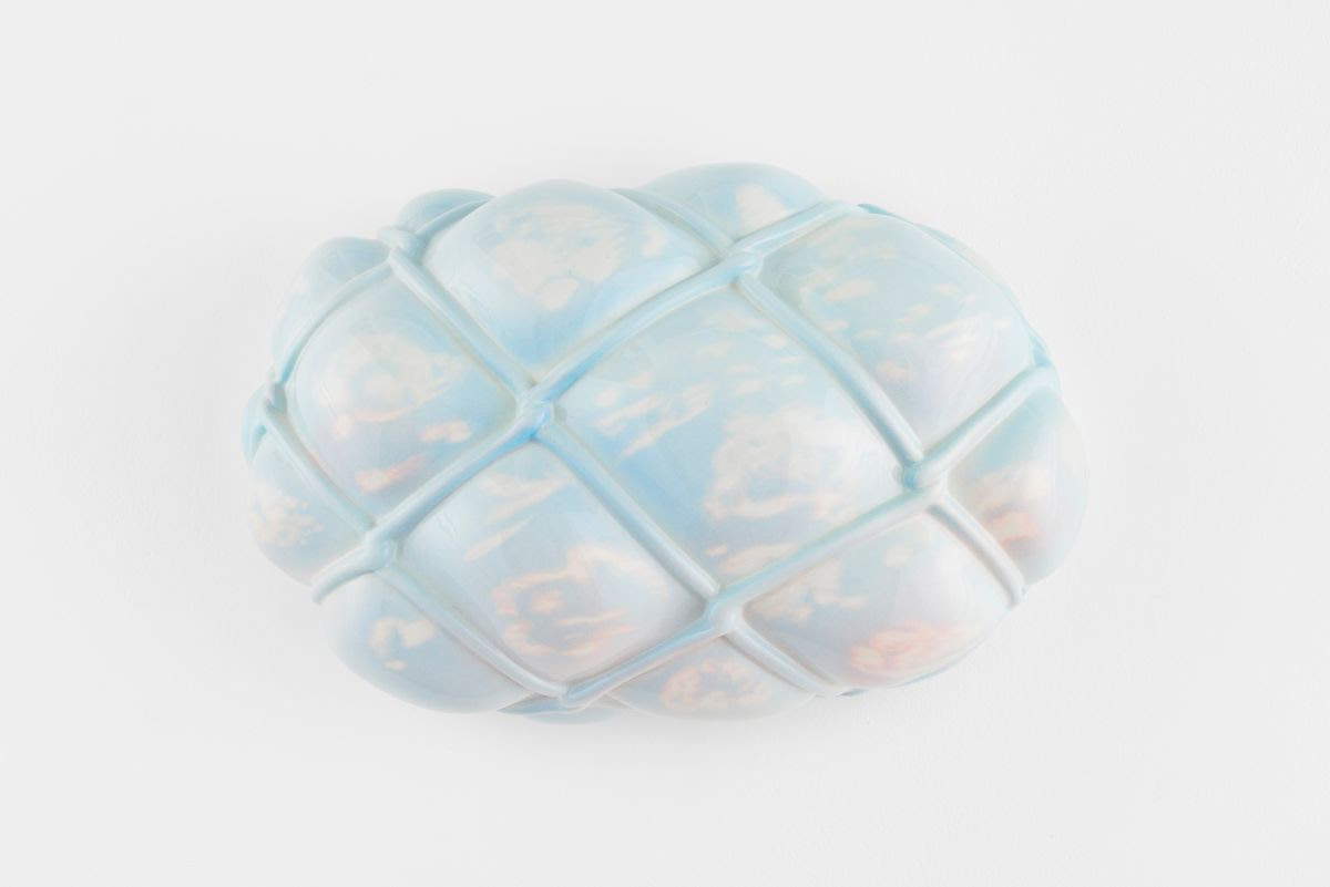 Nicolas Deshayes, Cloud (2025; glazed earthenware, 19 x 29 x 10 cm). Courtesy of the artist and Modern Art, London. Photo: Modern Art
