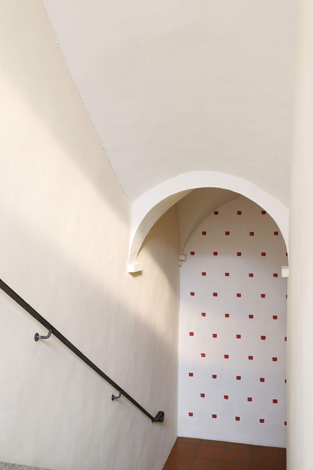 Niele Toroni, Impronte di pennello no. 50 wiederholt in regelmäßigen Abständen von 30 cm (1991; Acryl auf Wand, ortsspezifische Abmessungen; Ascona, Museo Comunale d'Arte Moderna, Städtische Sammlung Ascona). © 2025, ProLitteris, Zürich; Foto © Studio Daulte Niele Toroni, Impronte di pennello no. 50 wiederholt in regelmäßigen Abständen von 30 cm (1991; Acryl auf Wand, ortsspezifische Abmessungen; Ascona, Museo Comunale d'Arte Moderna, Städtische Sammlung Ascona). © 2025, ProLitteris, Zürich; Foto © Studio Daulte