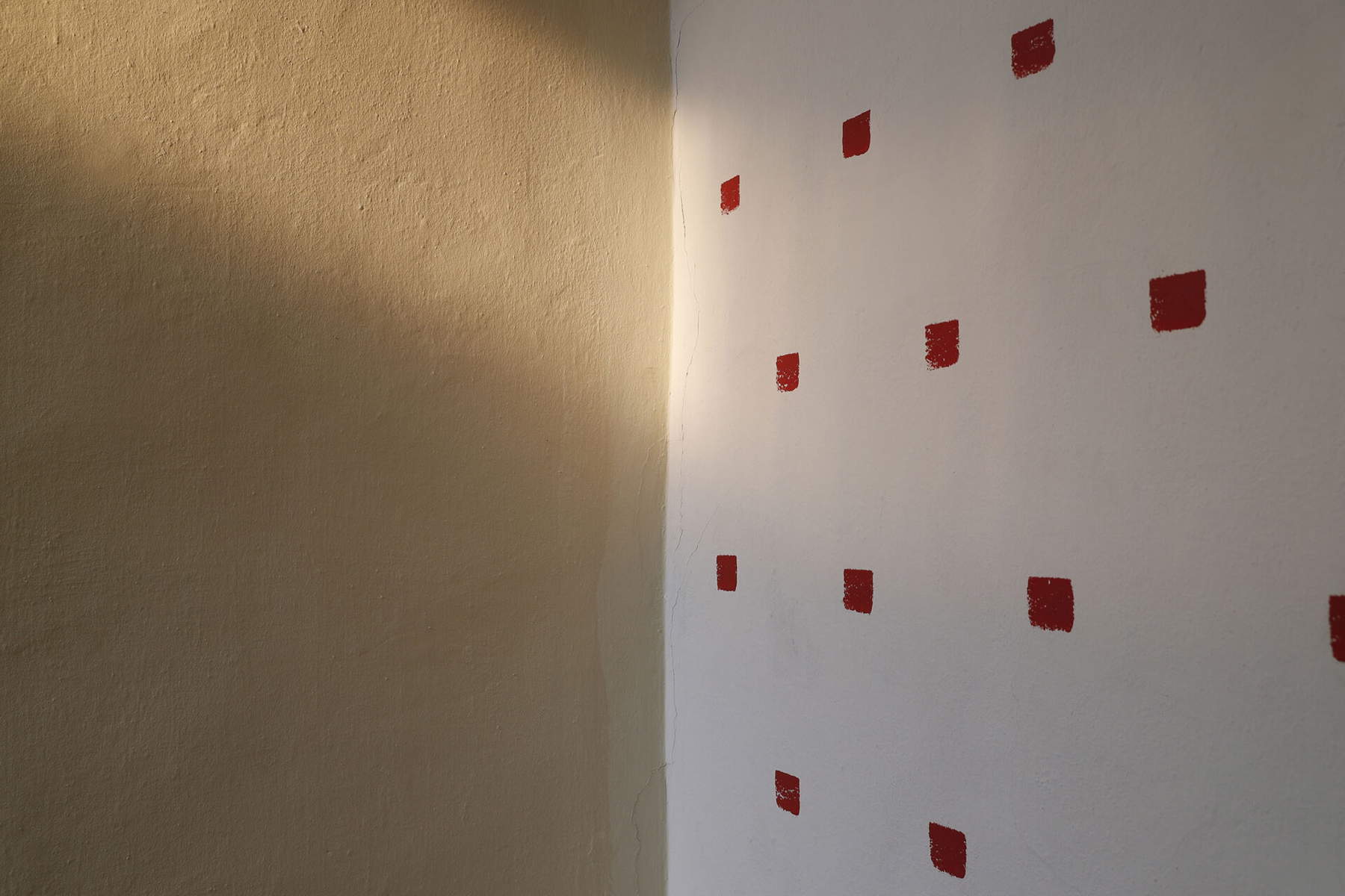 Niele Toroni, Impronte di pennello no. 50 wiederholt in regelmäßigen Abständen von 30 cm (1991; Acryl auf Wand, ortsspezifische Abmessungen; Ascona, Museo Comunale d'Arte Moderna, Städtische Sammlung Ascona). © 2025, ProLitteris, Zürich; Foto © Studio Daulte Niele Toroni, Impronte di pennello no. 50 wiederholt in regelmäßigen Abständen von 30 cm (1991; Acryl auf Wand, ortsspezifische Abmessungen; Ascona, Museo Comunale d'Arte Moderna, Städtische Sammlung Ascona). © 2025, ProLitteris, Zürich; Foto © Studio Daulte