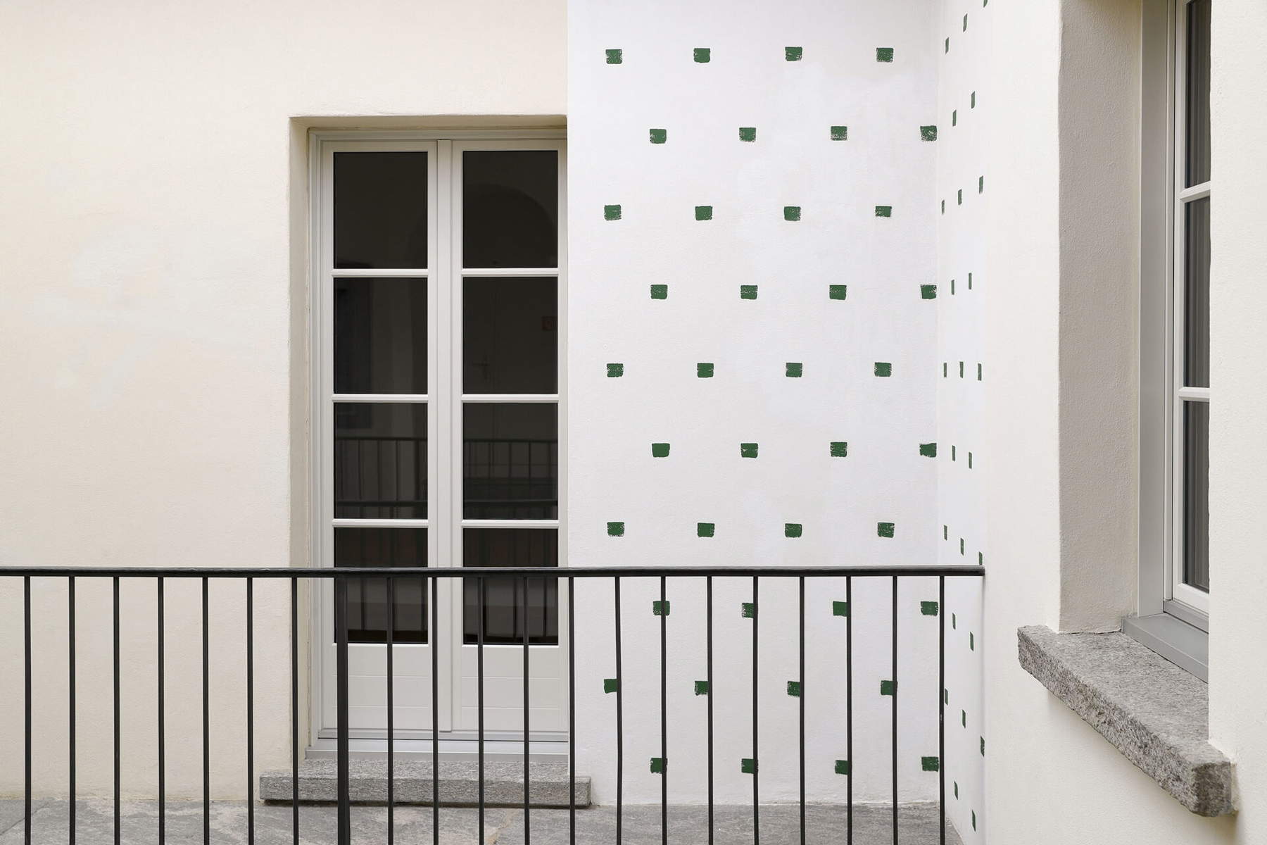 Niele Toroni, Impronte di pennello no. 50 wiederholt in regelmäßigen Abständen von 30 cm (1991; Acryl auf Wand, ortsspezifische Abmessungen; Ascona, Museo Comunale d'Arte Moderna, Städtische Sammlung Ascona). © 2025, ProLitteris, Zürich; Foto © Studio Daulte Niele Toroni, Impronte di pennello no. 50 wiederholt in regelmäßigen Abständen von 30 cm (1991; Acryl auf Wand, ortsspezifische Abmessungen; Ascona, Museo Comunale d'Arte Moderna, Städtische Sammlung Ascona). © 2025, ProLitteris, Zürich; Foto © Studio Daulte